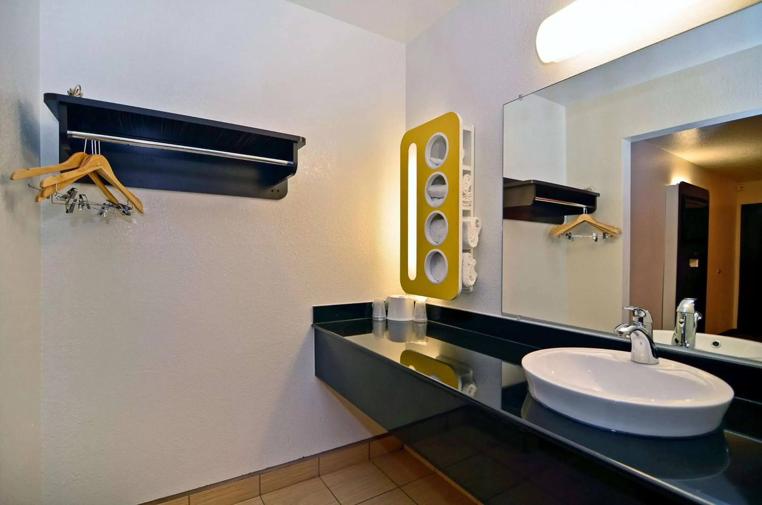 King Room - Smoking in Motel 6-Fairfield, CA - Napa Valley King Room - Smoking in Motel 6-Fairfield, CA - Napa Valley