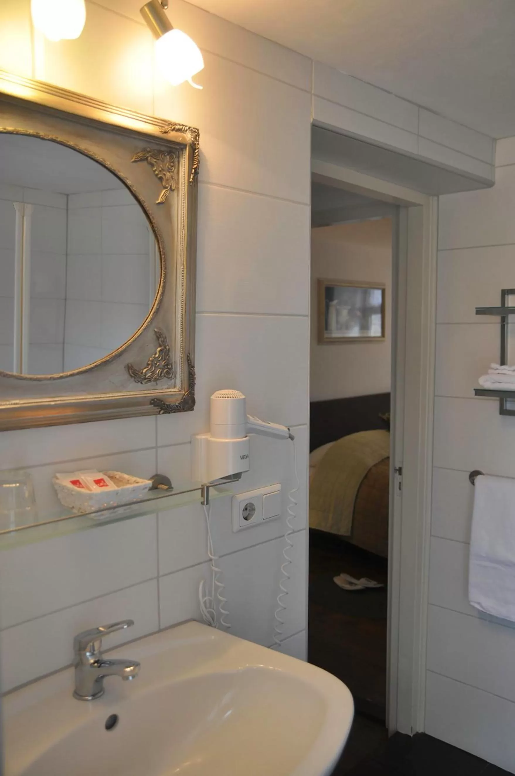 Bed, Bathroom in Gasterij de Poort