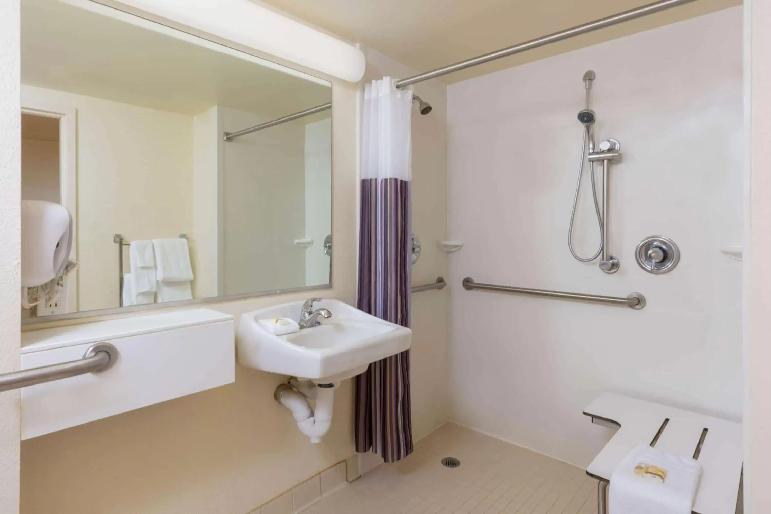 King Room with Bath Tub - Mobility Accessible/Non-Smoking in La Quinta by Wyndham Garden City King Room with Bath Tub - Mobility Accessible/Non-Smoking in La Quinta by Wyndham Garden City