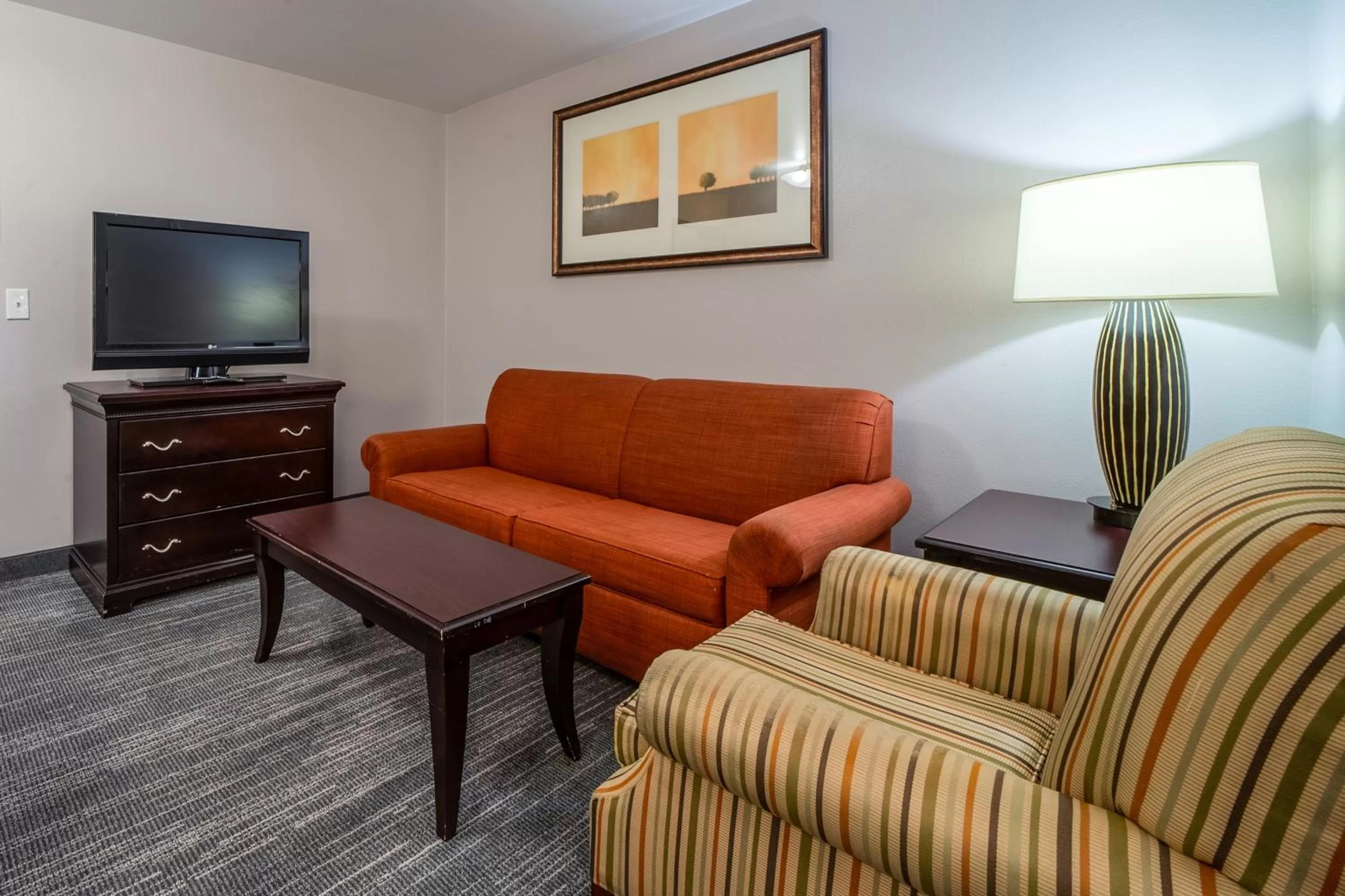 Living room in Country Inn & Suites by Radisson, Ontario at Ontario Mills, CA