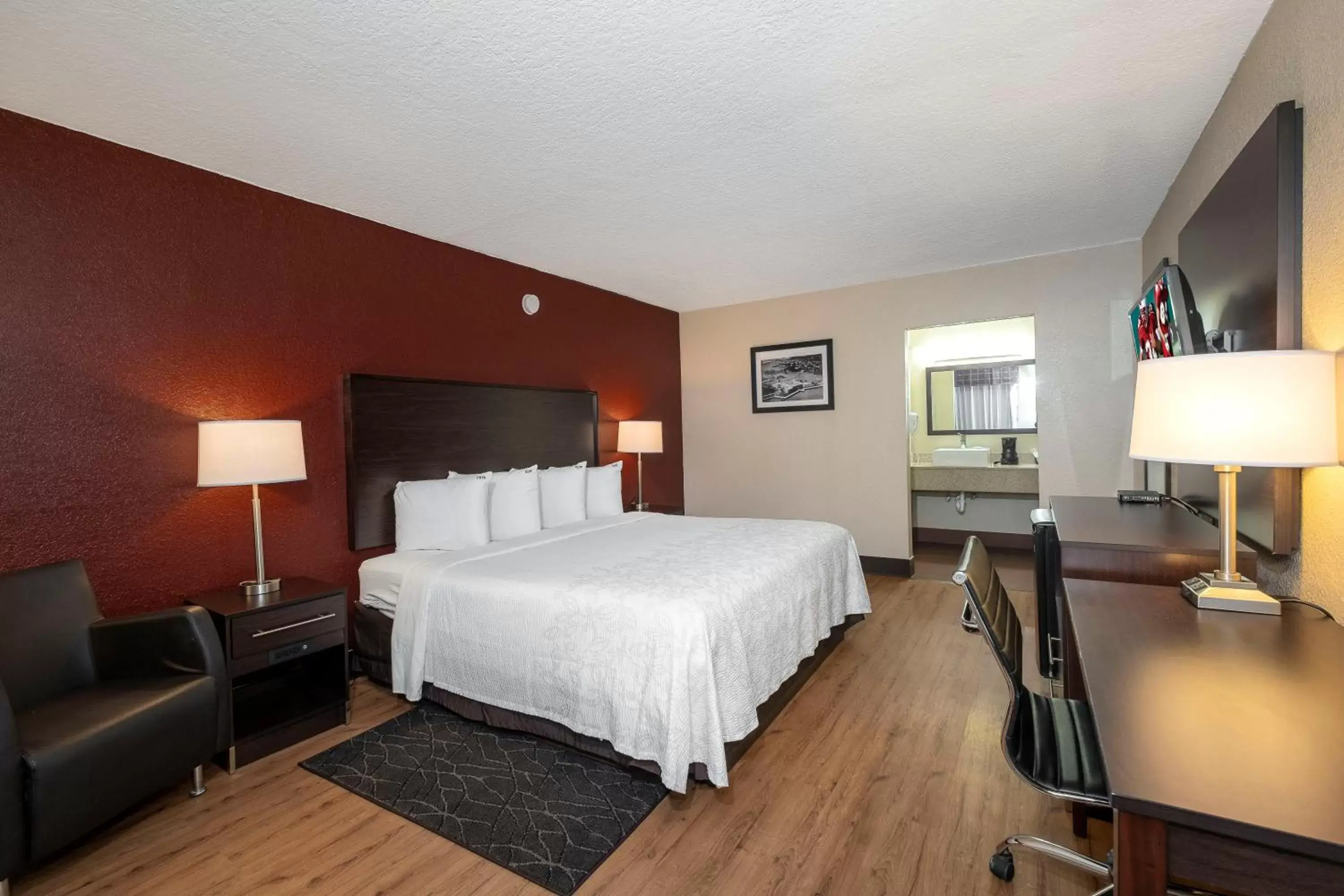 Standard King Room Disability Access Roll-In Shower Non-Smoking in Red Roof Inn PLUS+ St. Augustine Standard King Room Disability Access Roll-In Shower Non-Smoking in Red Roof Inn PLUS+ St. Augustine