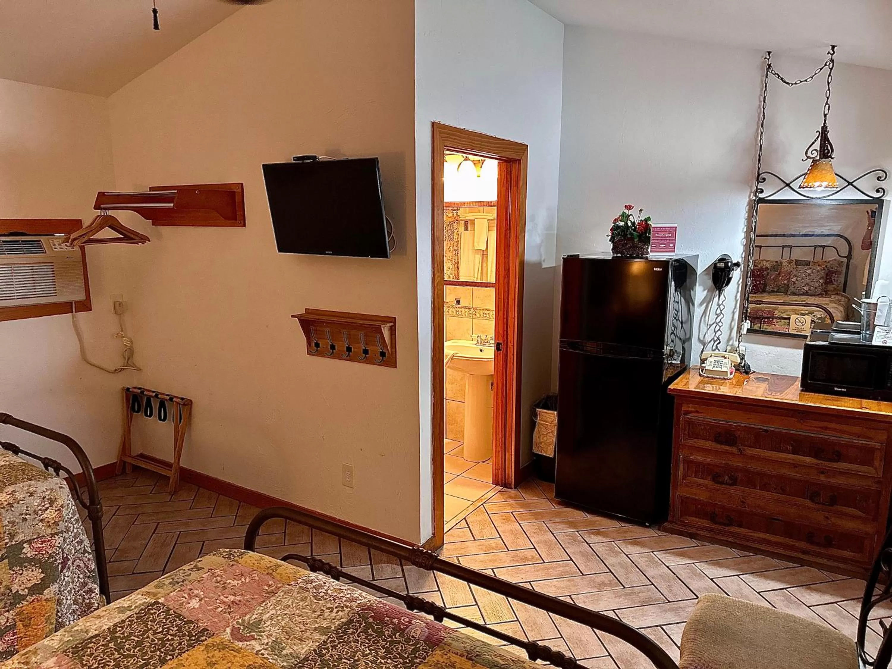 TV and multimedia in Buffalo Chip's Ranch House Motel