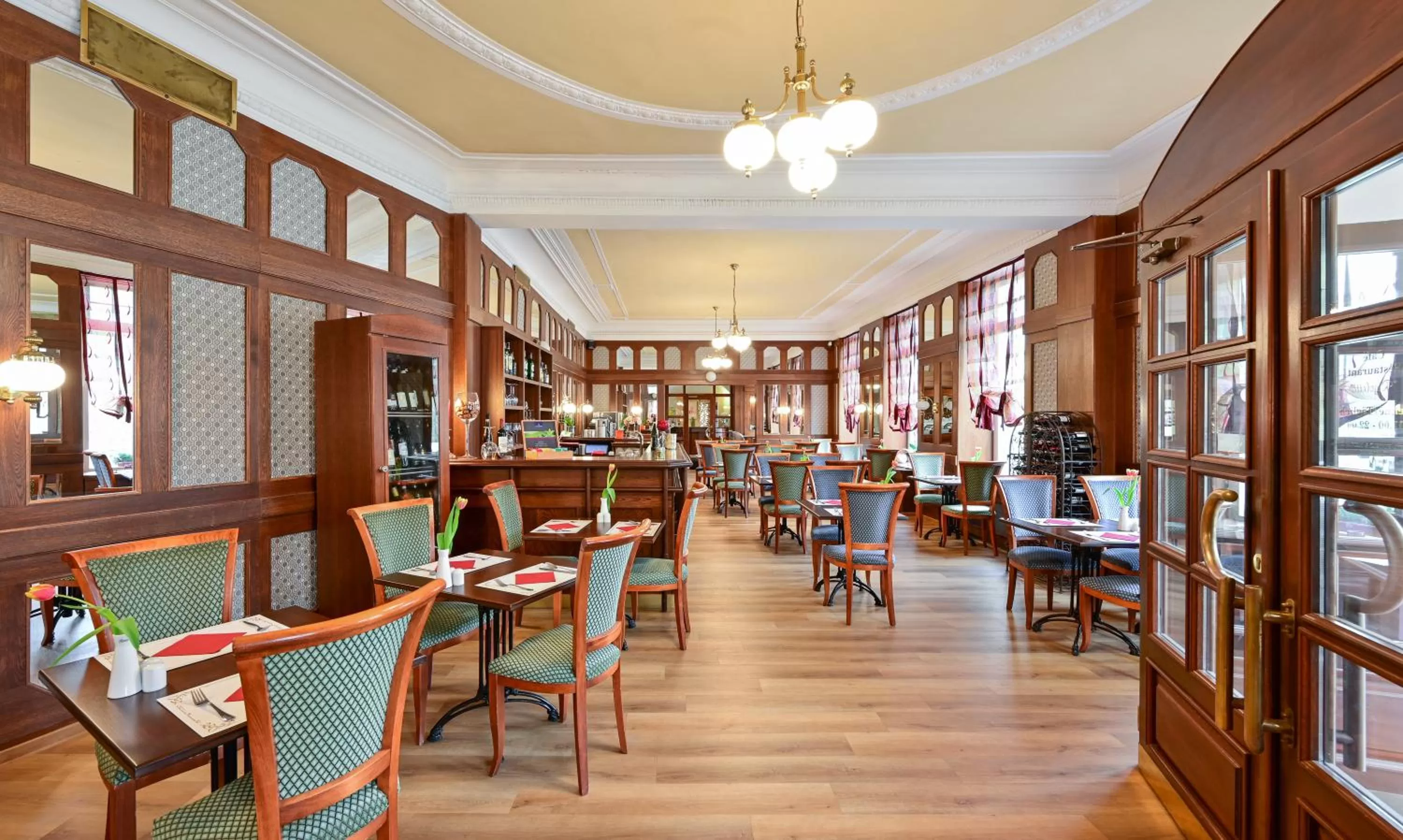 Restaurant/places to eat in Hotel Continental