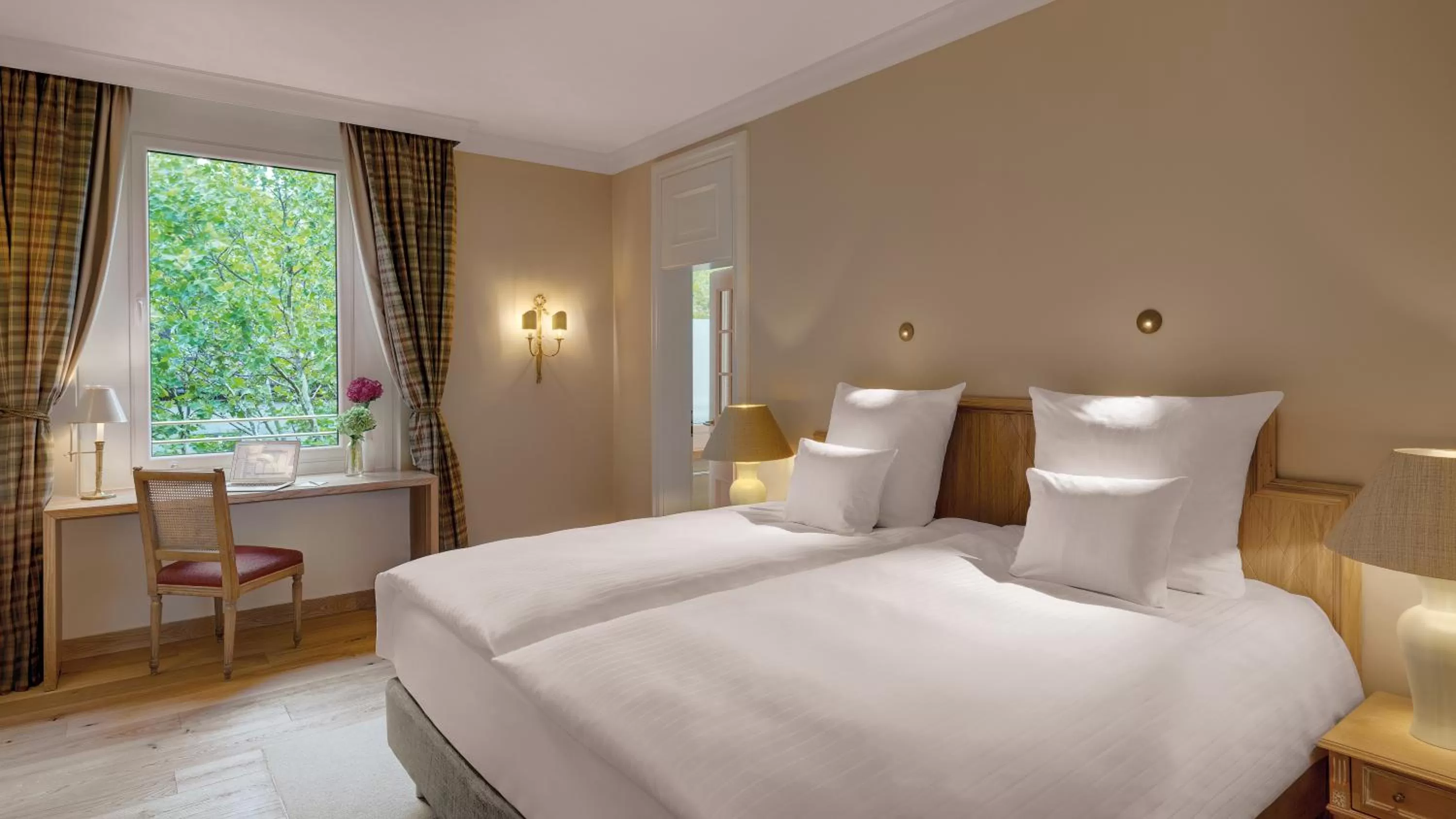 Photo of the whole room, Bed in Excelsior by Geisel