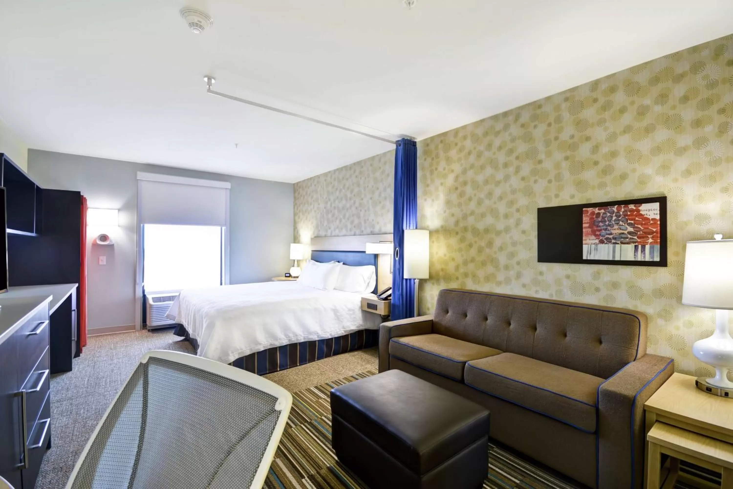 Living room, Bed in Home2 Suites By Hilton Oswego