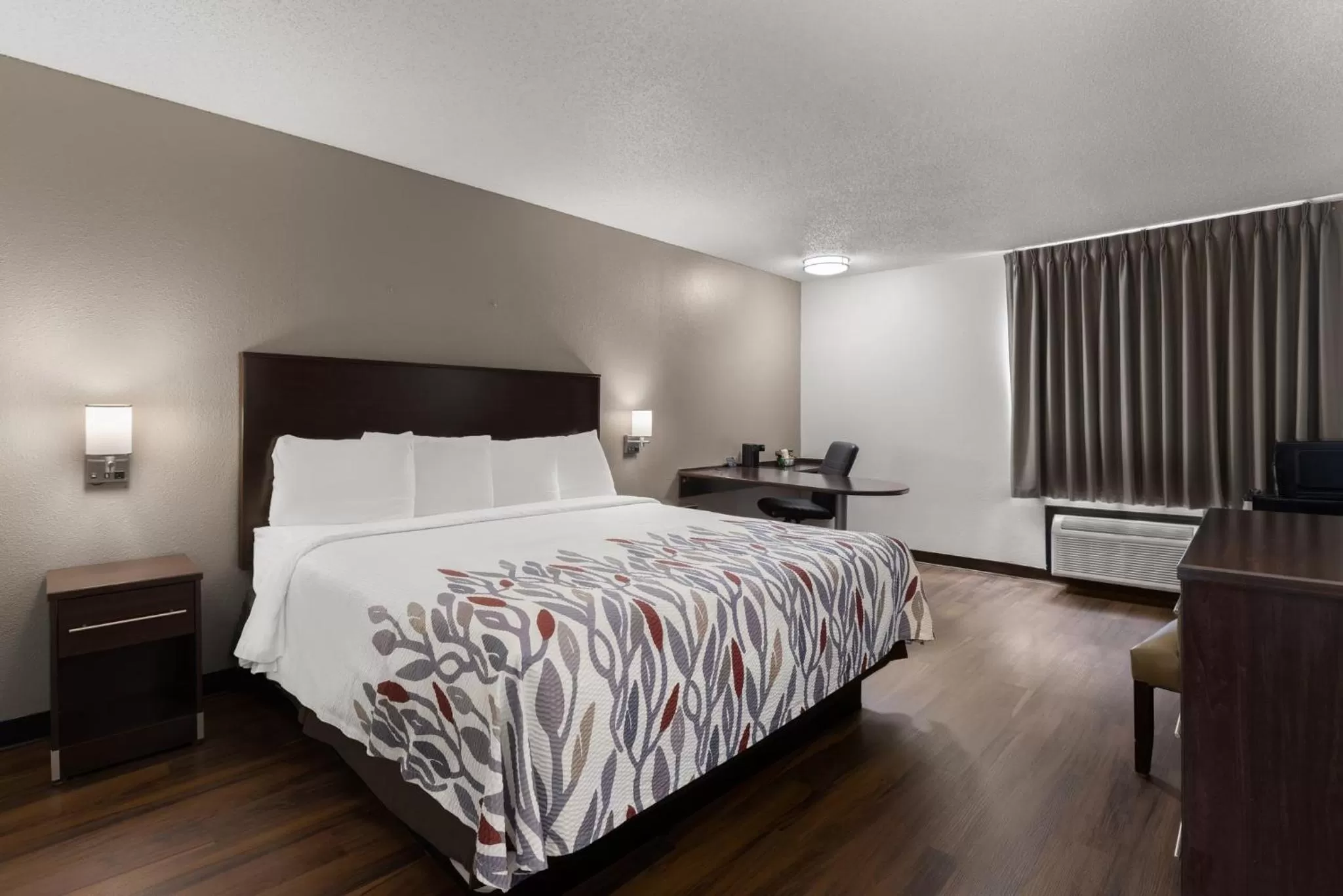 Bedroom, Bed in Red Roof Inn & Suites Savannah Airport