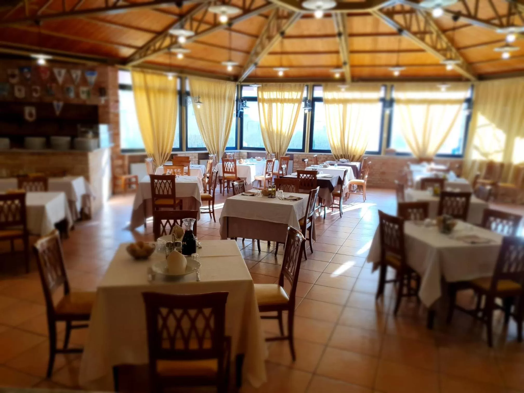 Restaurant/places to eat in Hotel Holiday