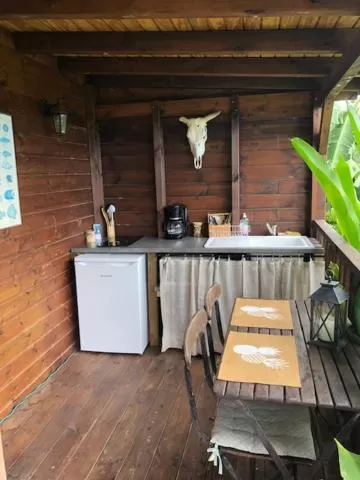 Kitchen or kitchenette in BUNGALOW La Tortue Bleue
