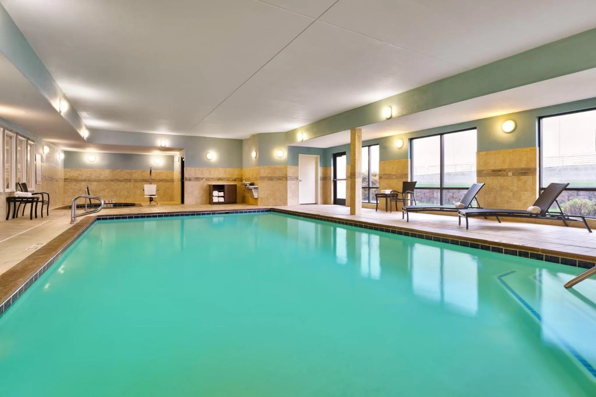 Swimming pool in Holiday Inn Express and Suites Helena by IHG