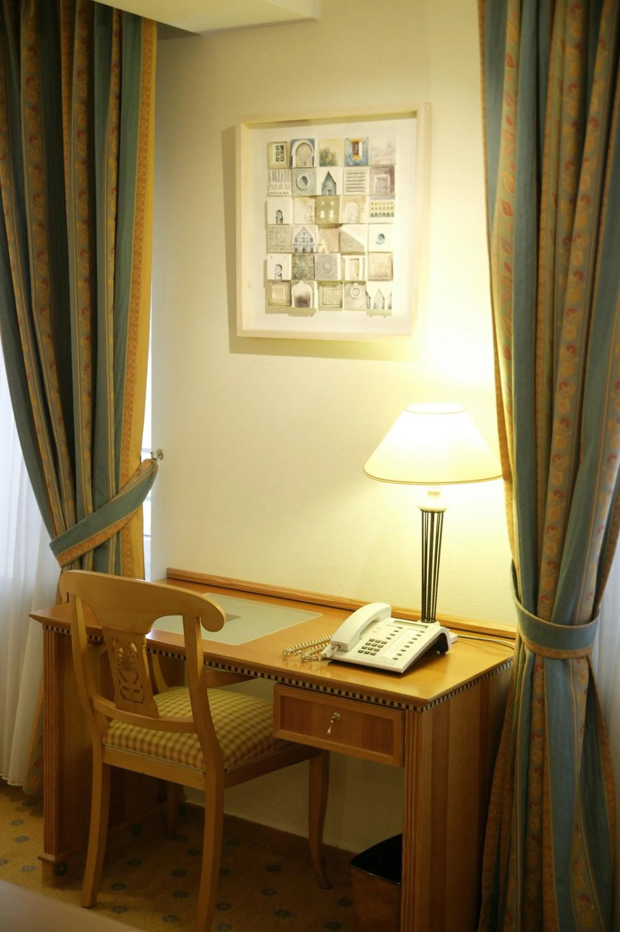 hair dresser in Hotel Domicil Berlin by Golden Tulip