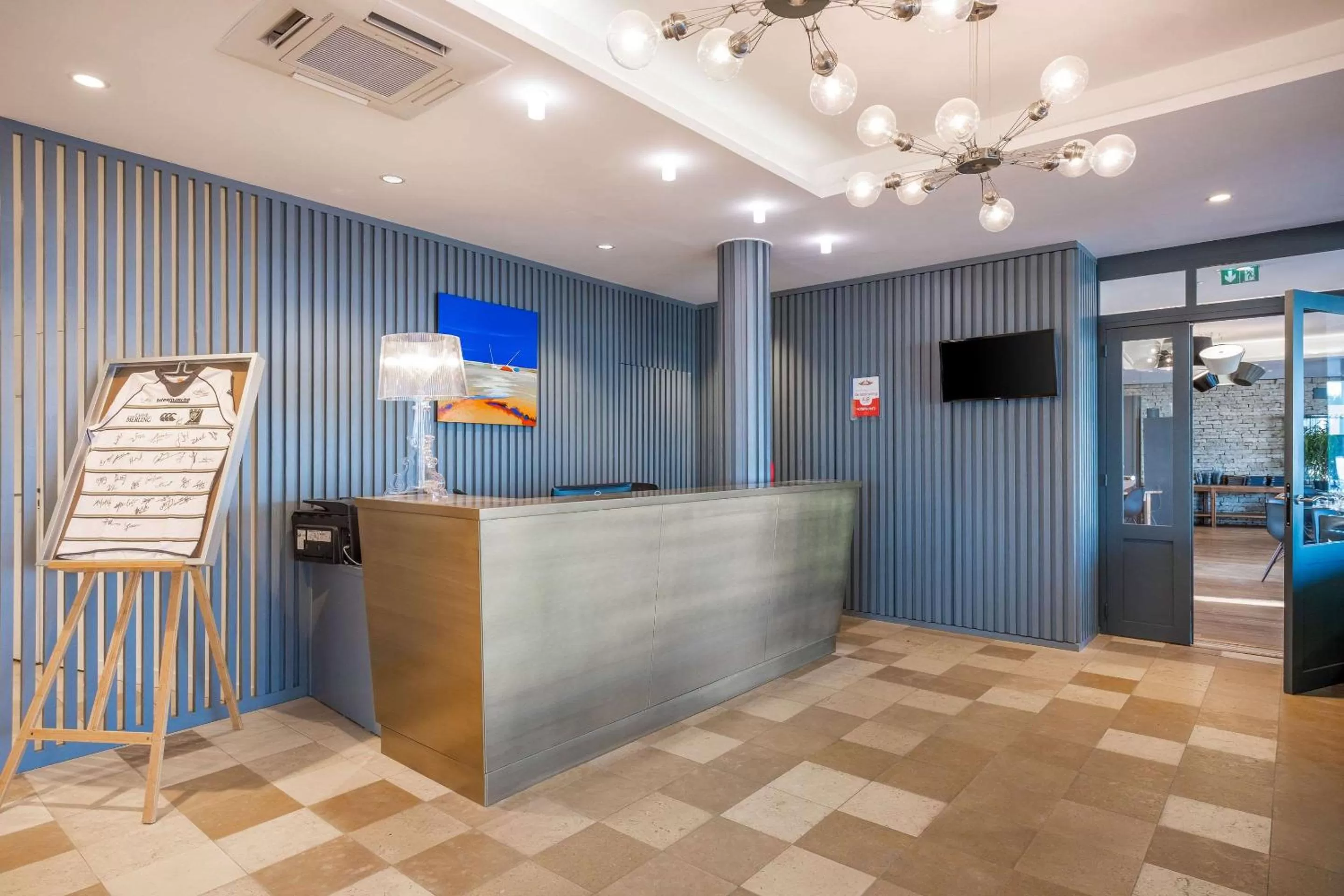 Lobby or reception in Les Flots - Hôtel et Restaurant face à l'océan - Châtelaillon-Plage