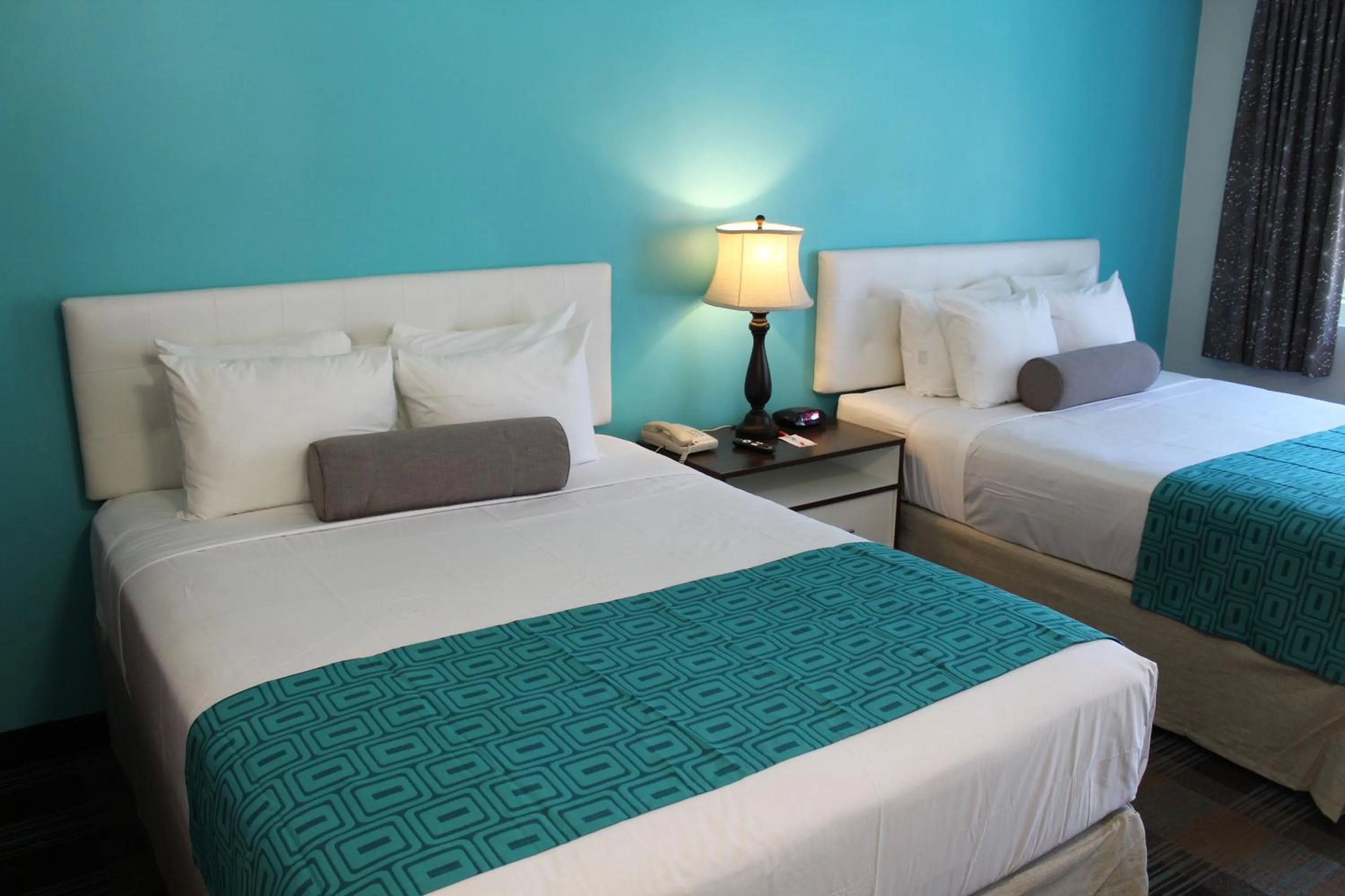 Property building, Bed in Howard Johnson by Wyndham San Diego Hotel Circle