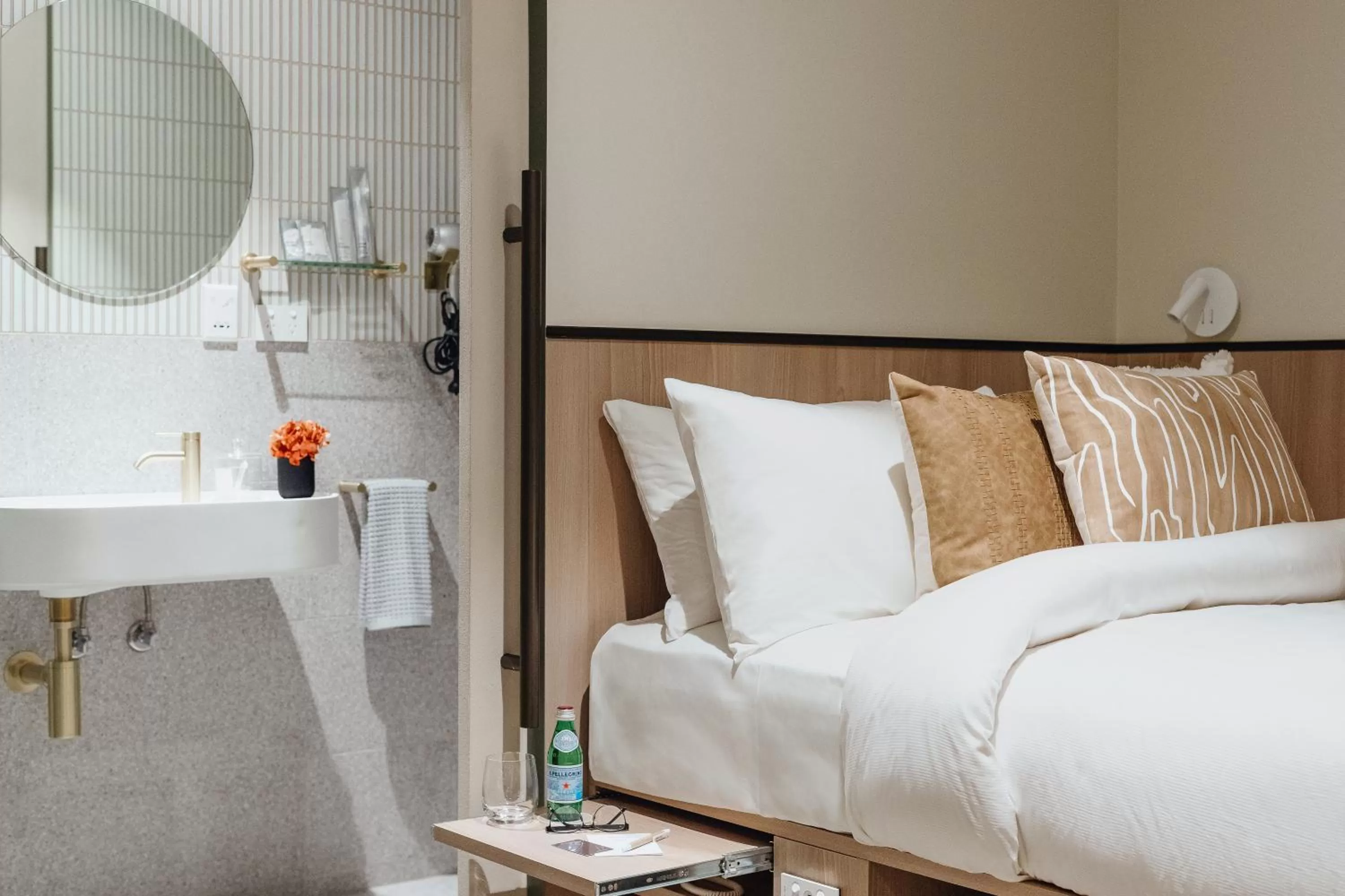 Bed in Aerotel Sydney - Inside International Terminal Airport