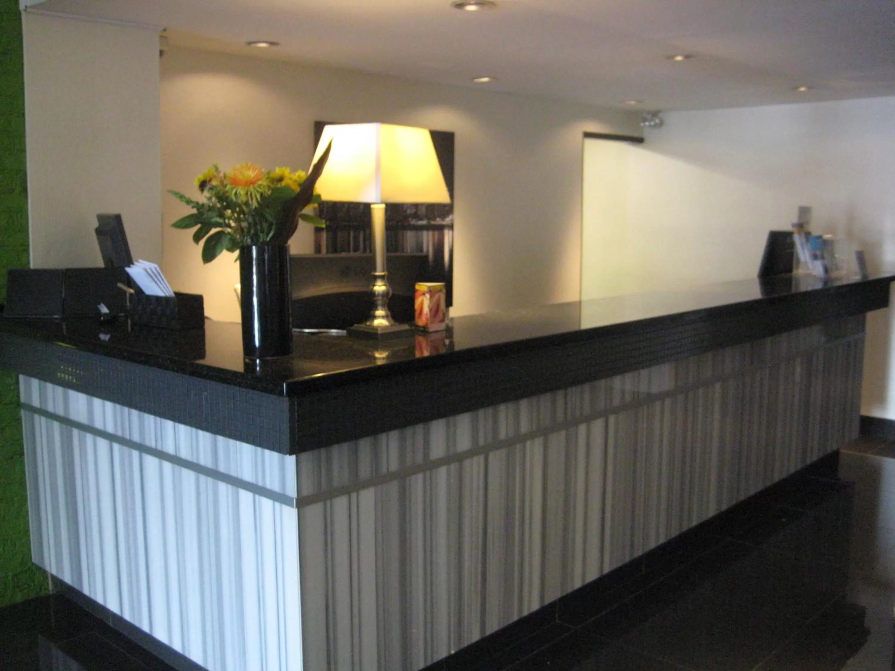 Lobby or reception in Days Inn by Wyndham Montreal Airport Conference Centre