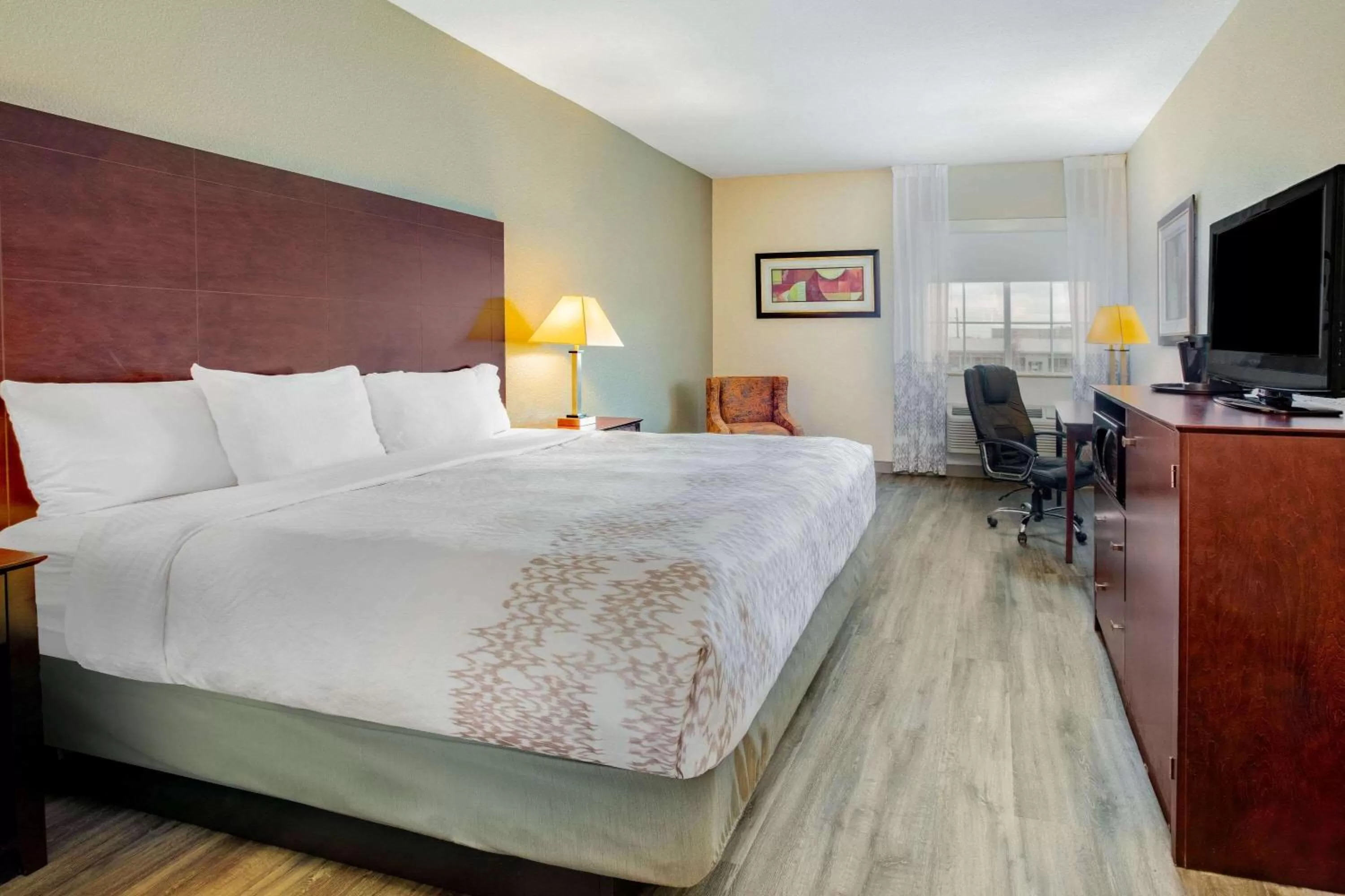 Photo of the whole room, Bed in La Quinta by Wyndham McKinney