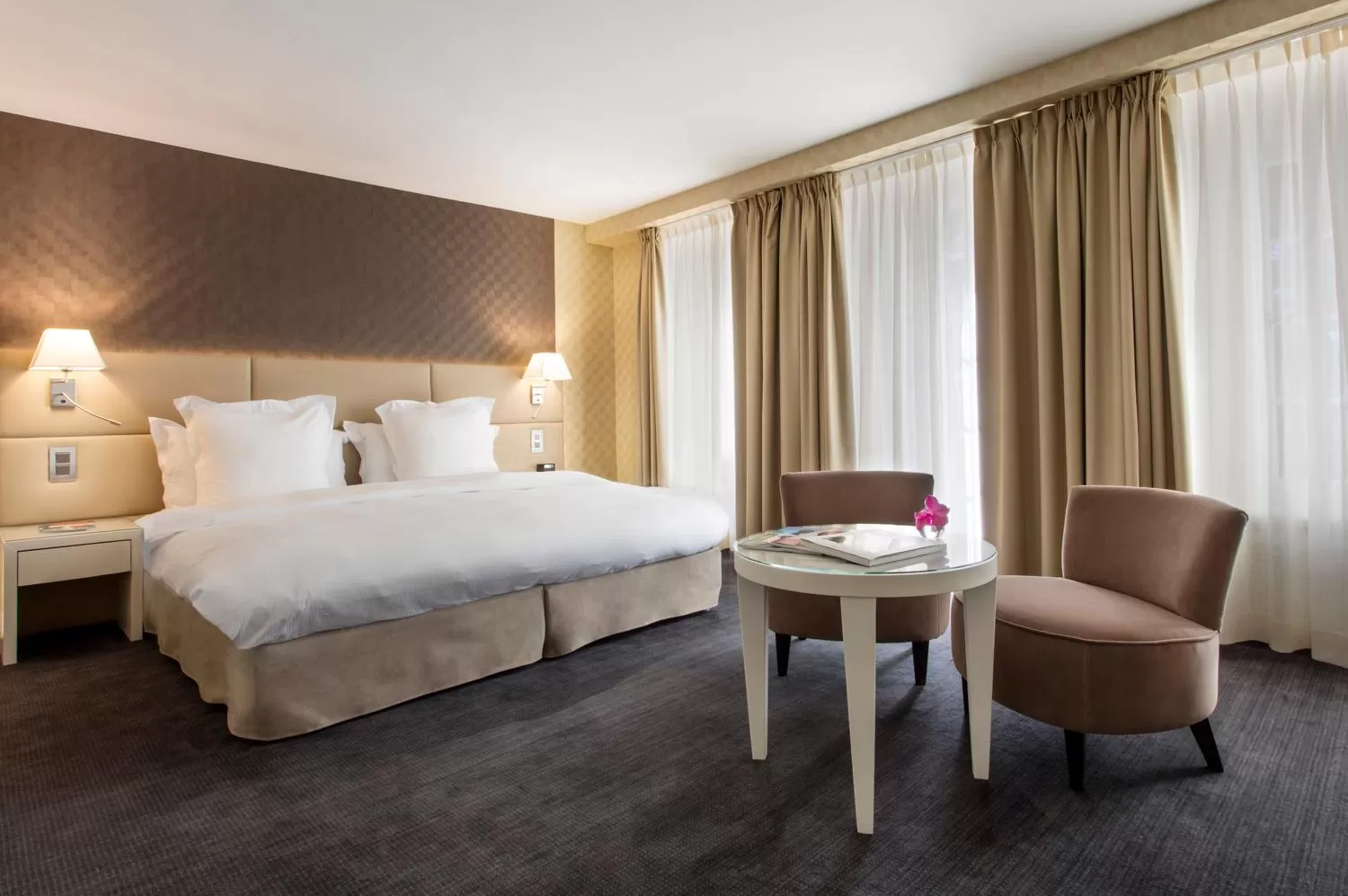 Photo of the whole room, Bed in Château de Bonmont