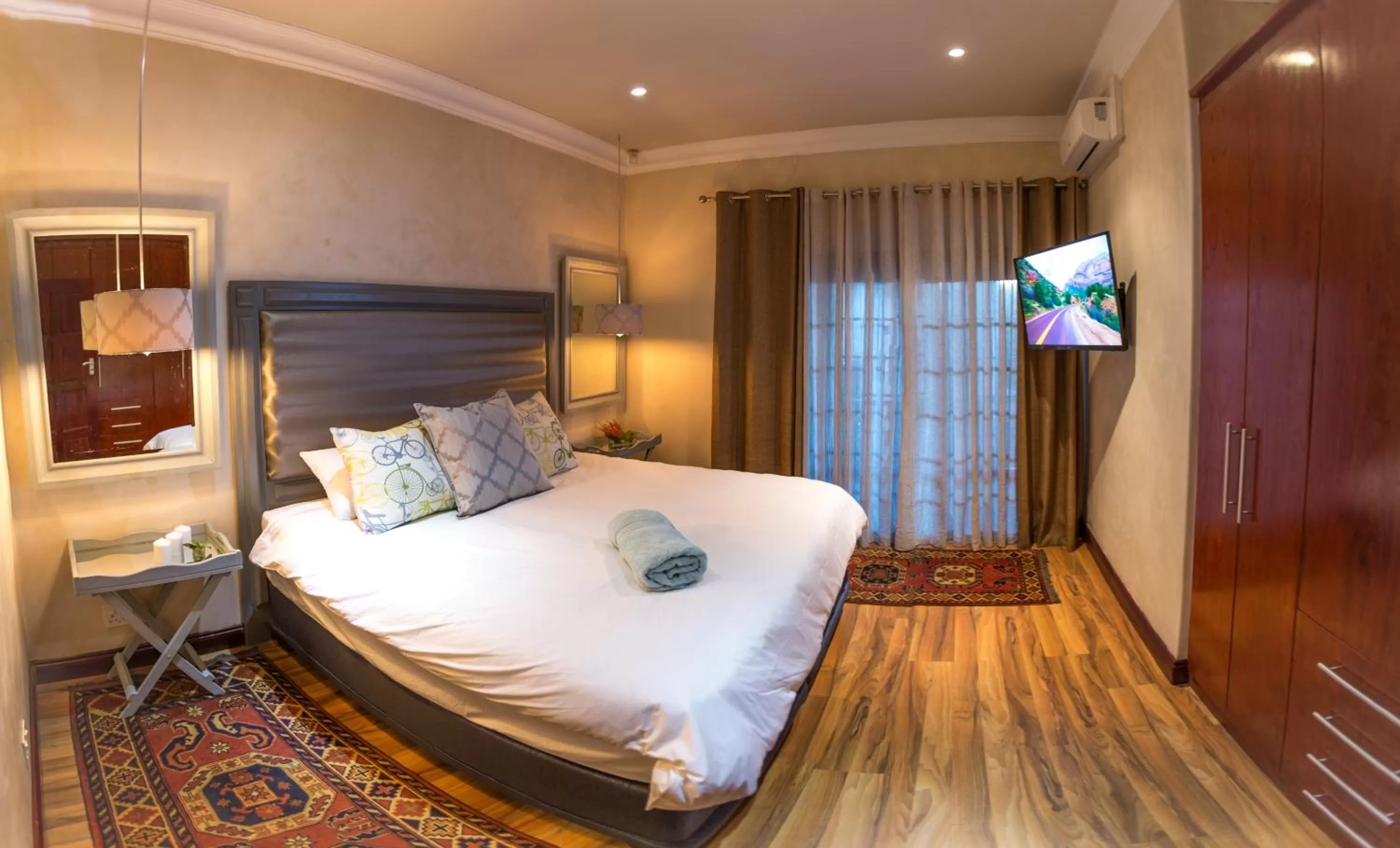 TV and multimedia, Bed in Spacube Luxury Suites and Spa