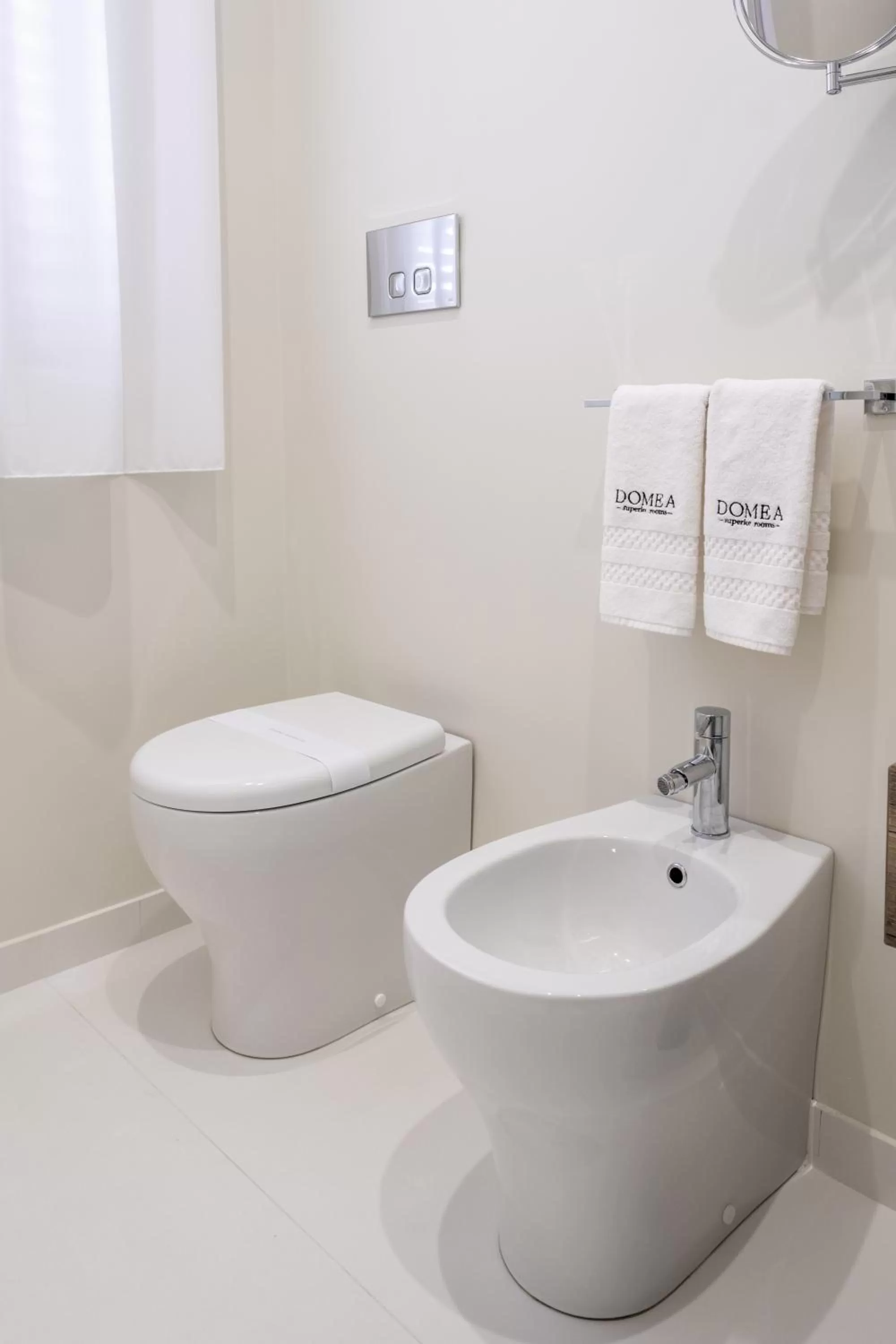 Toilet in Domea Superior Rooms Bed and Breakfast