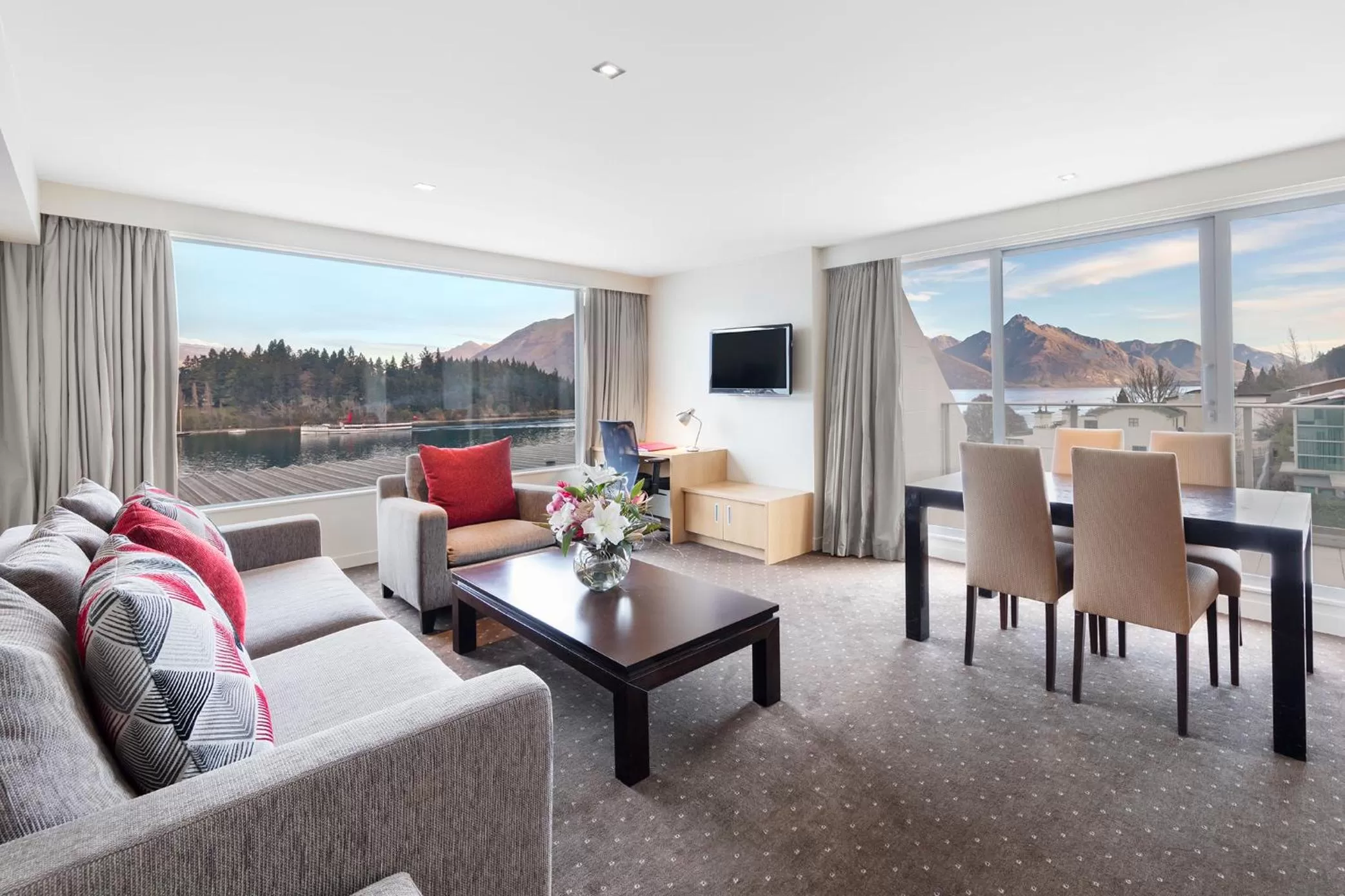 Living room in Crowne Plaza Queenstown by IHG