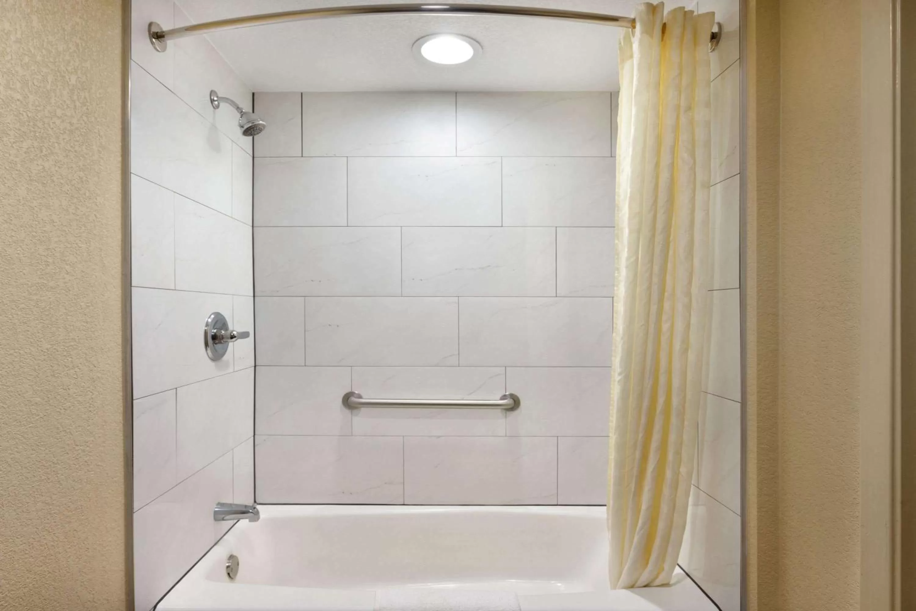 Bathroom in Super 8 by Wyndham Ruston