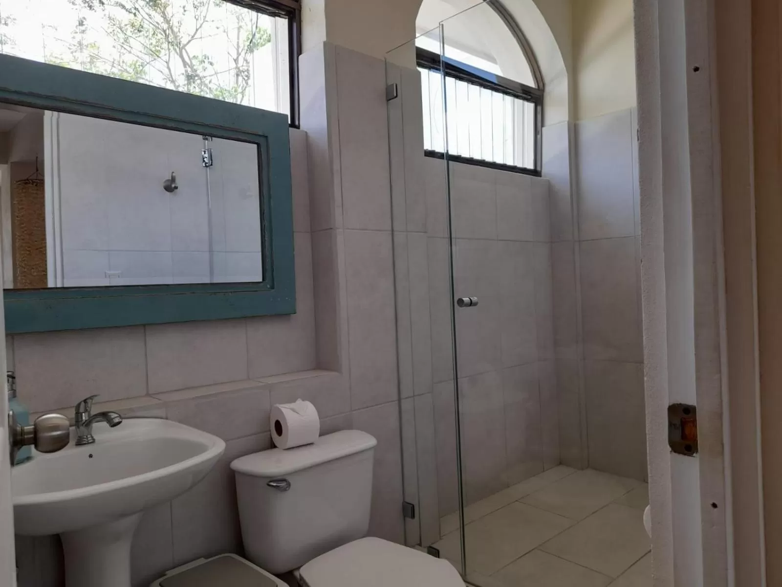 Shower in Zulu Surf Hotel Tamarindo