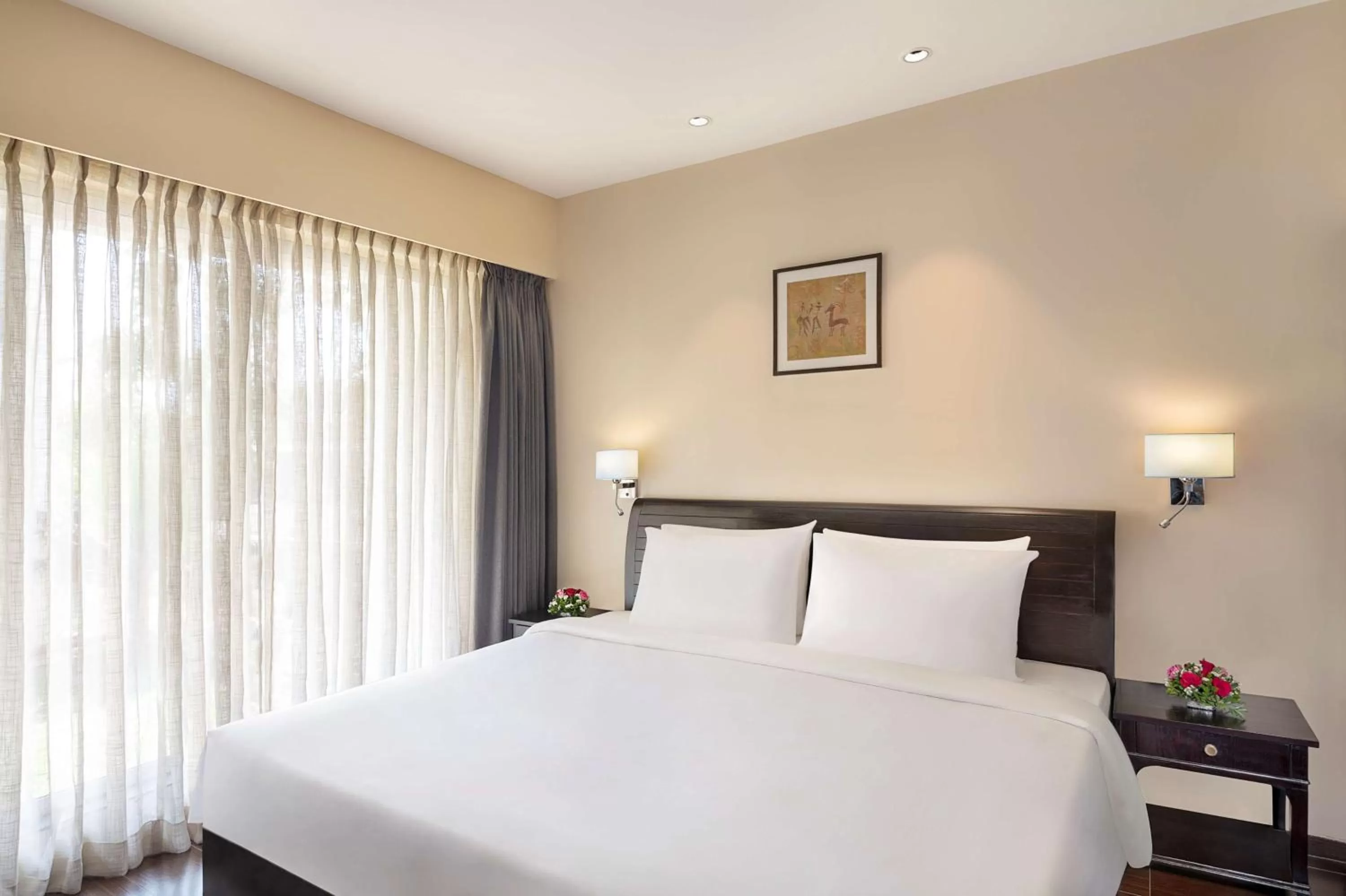 Bedroom, Bed in Radisson Blu Plaza Resort & Convention Centre Karjat