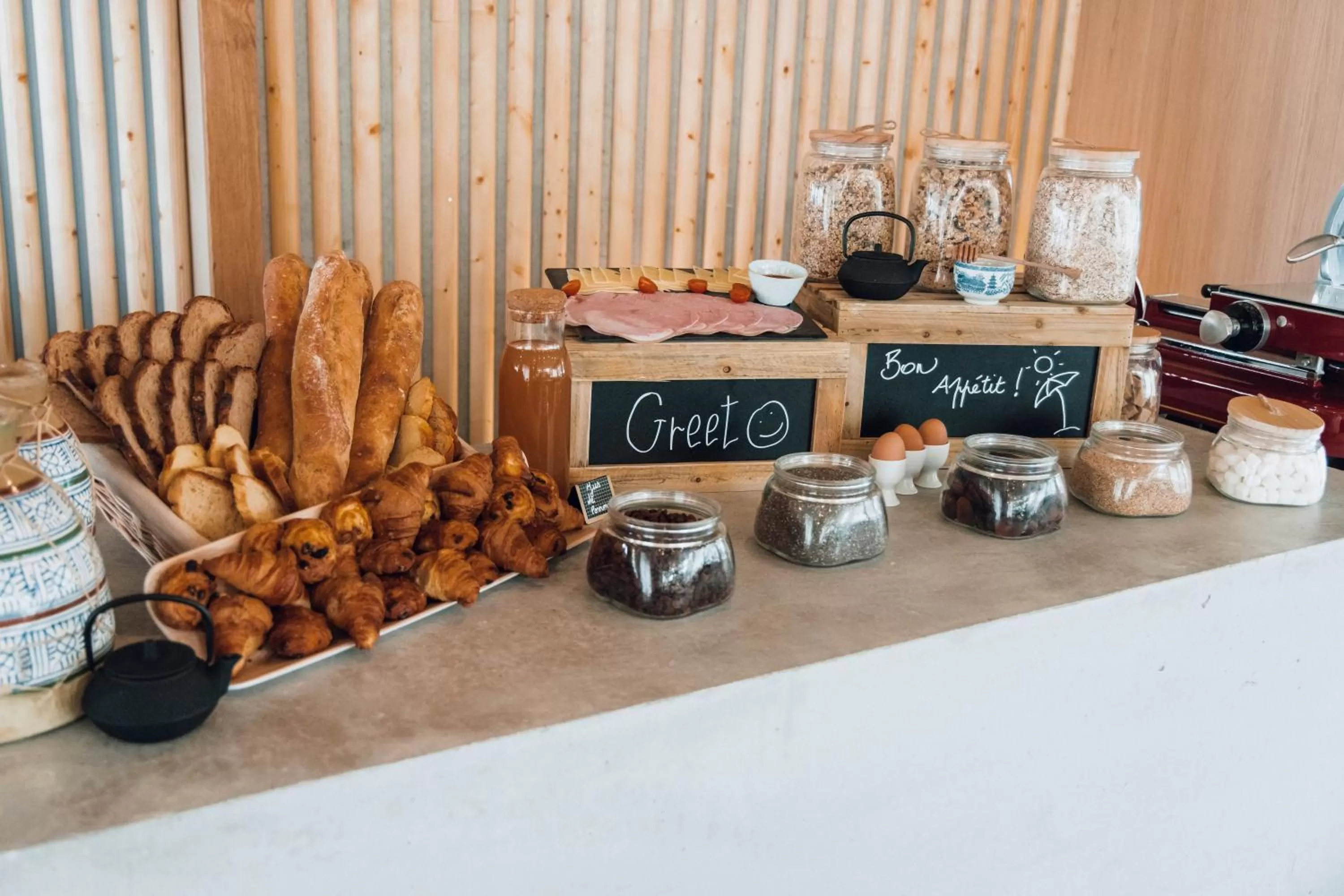 Food and drinks in greet Hotel La Rochelle Centre