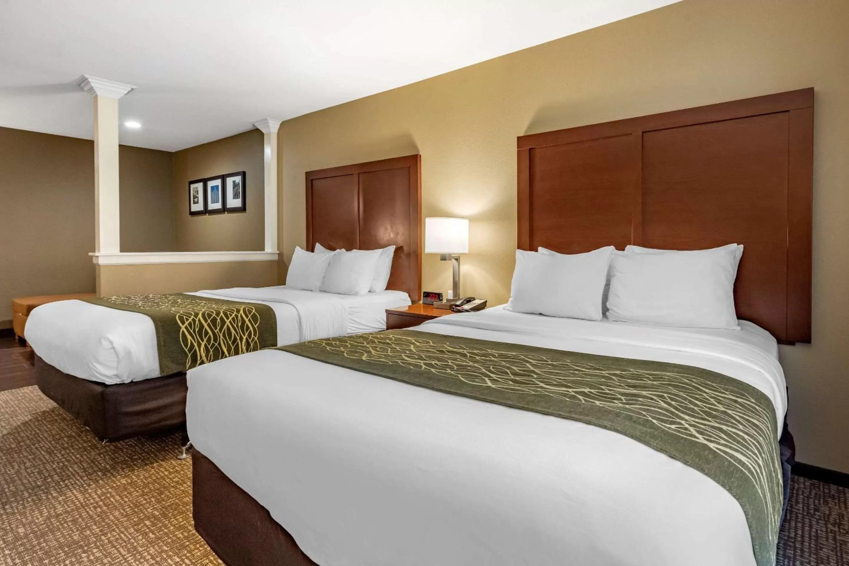 Photo of the whole room, Bed in Comfort Inn & Suites Pittsburgh South