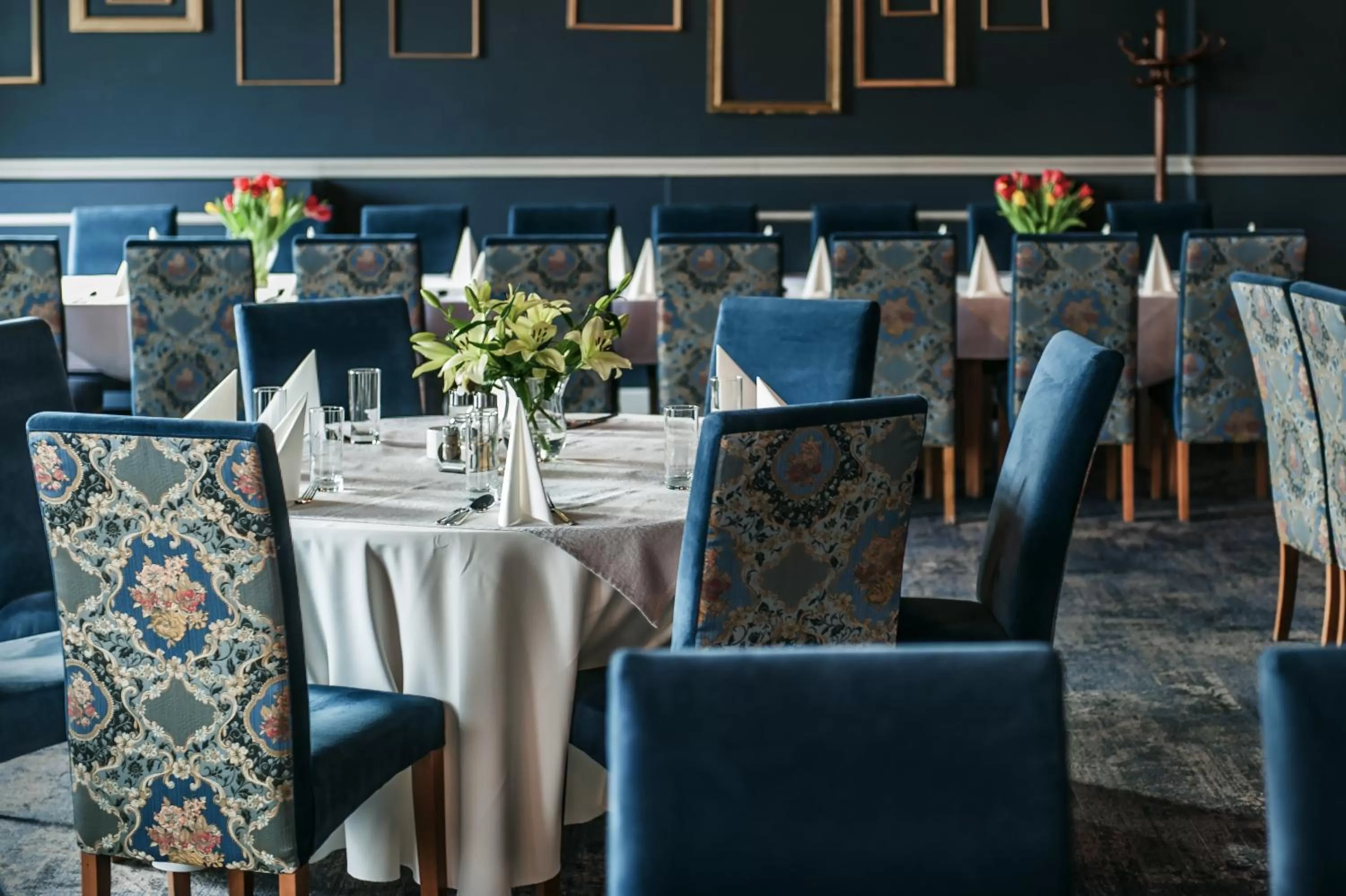 Restaurant/places to eat in Hotel IOR