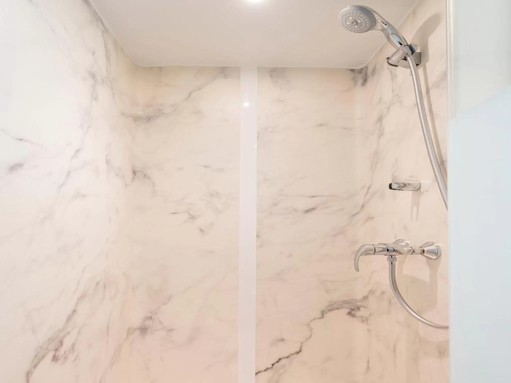 Bathroom in Ibis Budget Château-Thierry