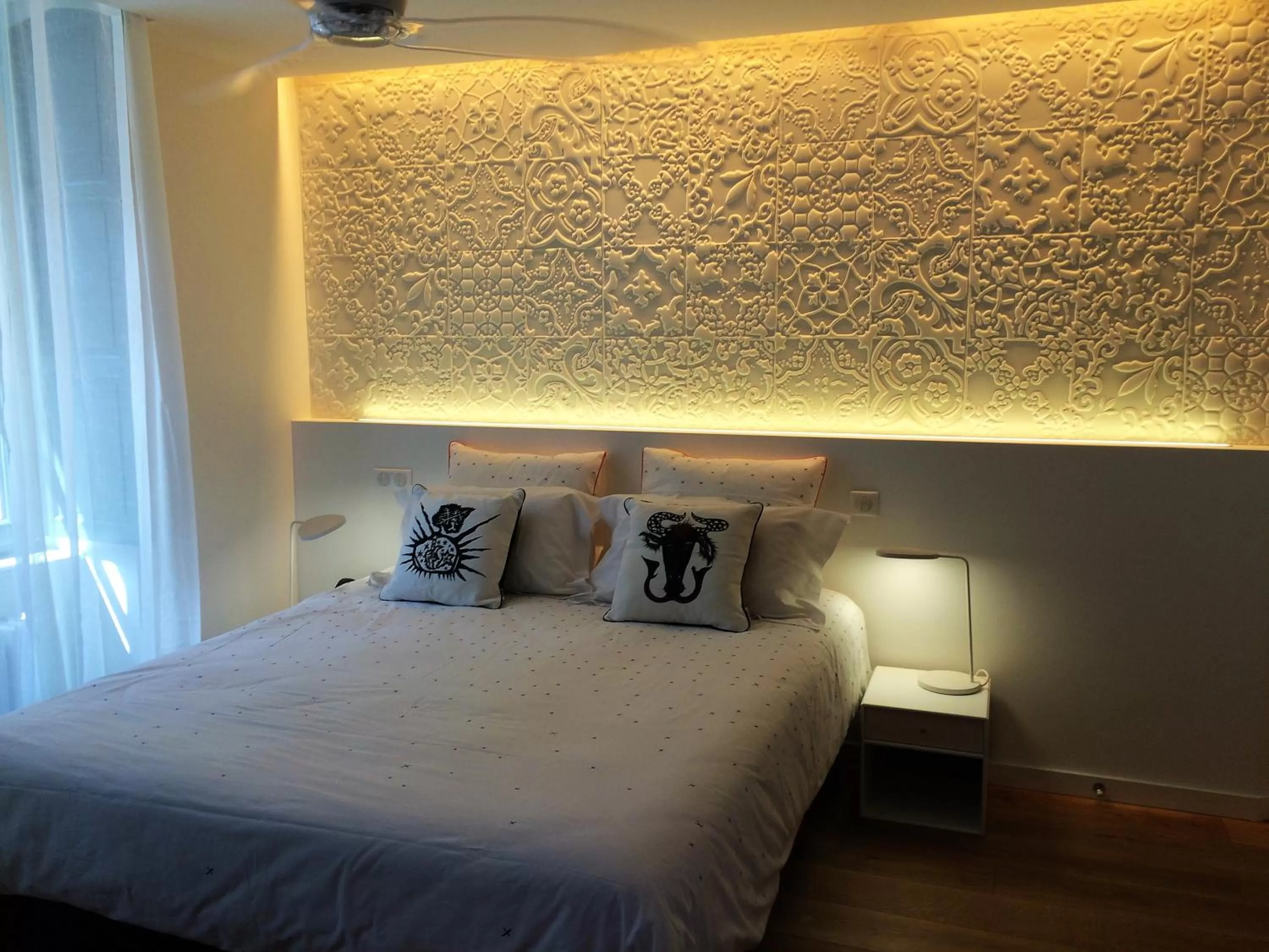 Bedroom, Bed in Les Maisons du Pont - Charme & Caractère