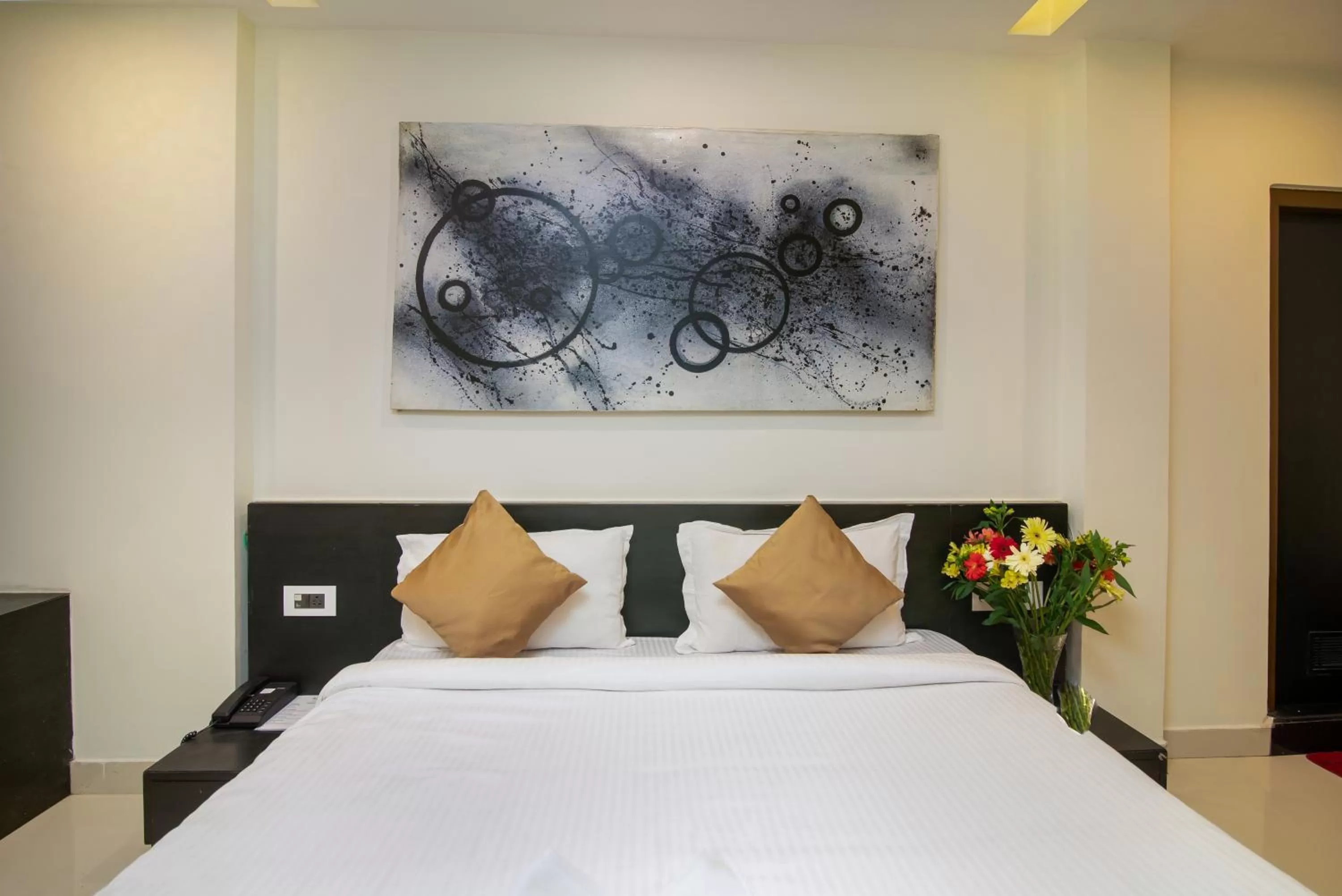 Bed in Muscatel Yavachi - 400 Mts from MG Marg