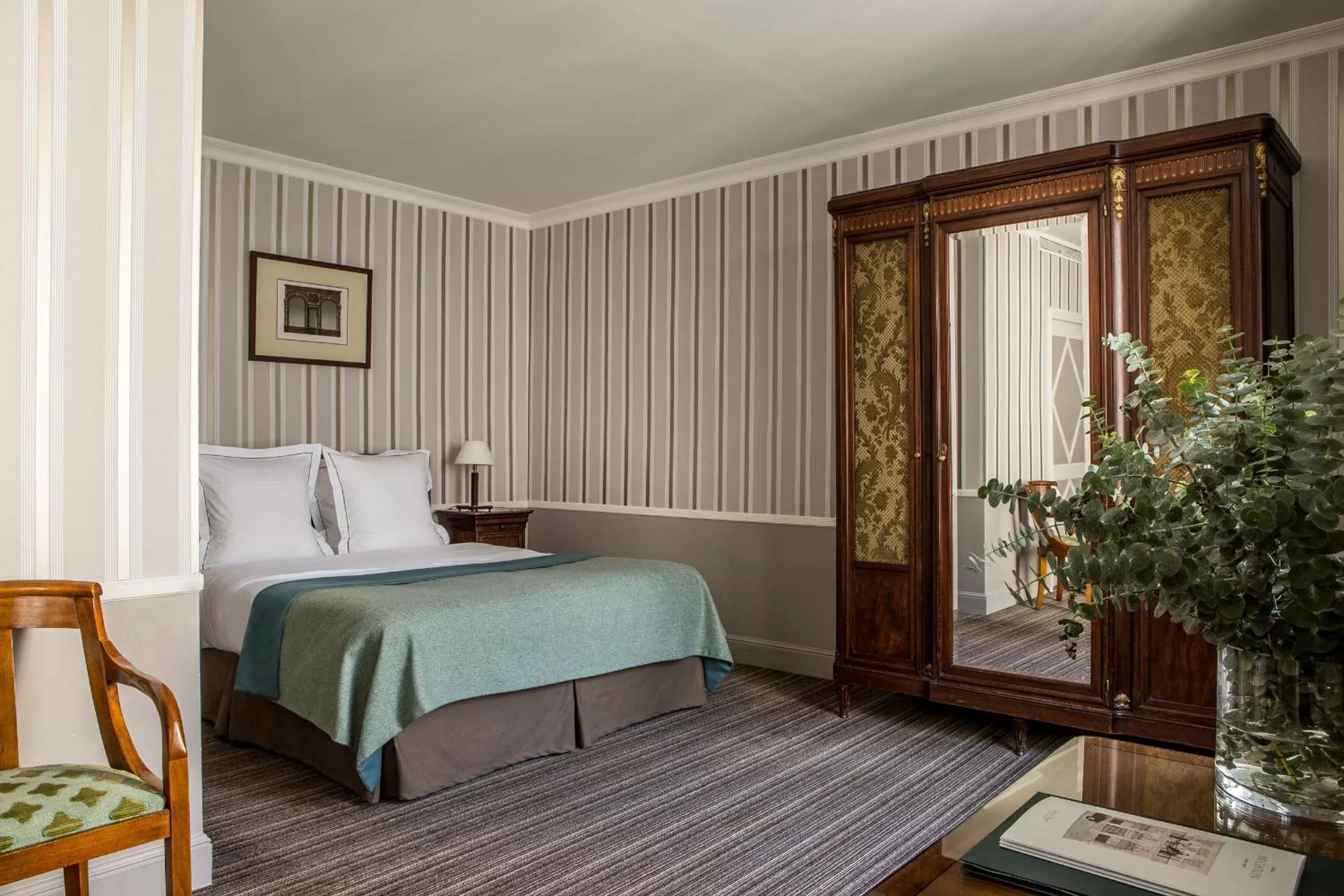 Bedroom, Bed in Hôtel Brighton - Esprit de France