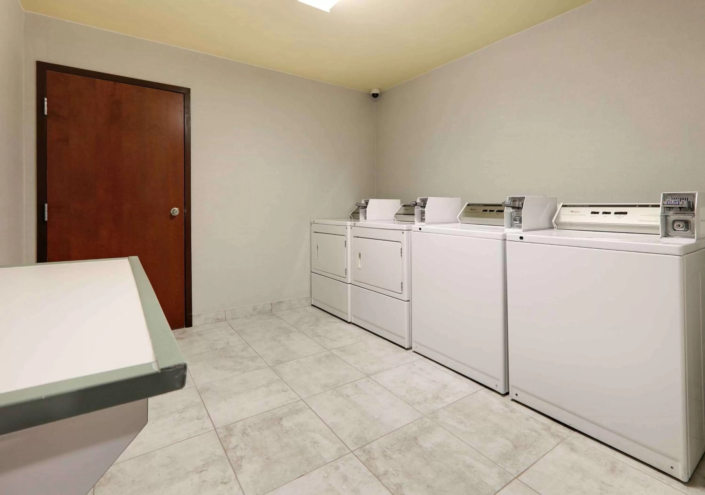 Property building in Hampton Inn & Suites Dallas-Arlington-South