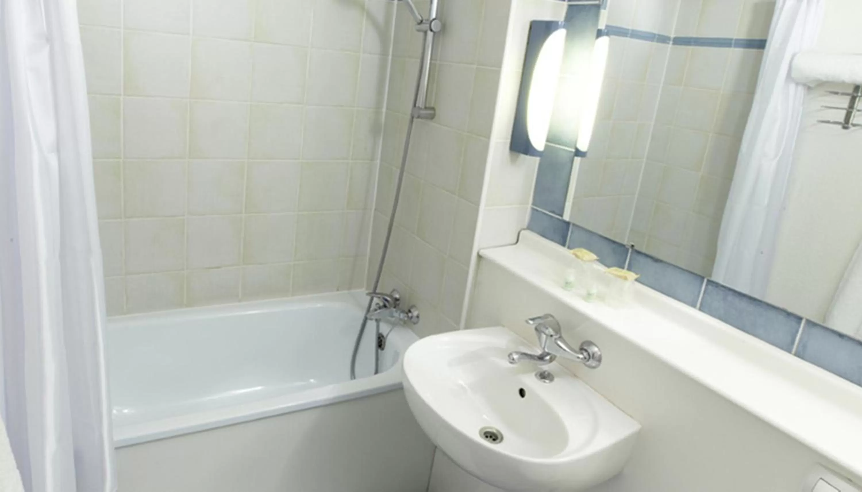 Bathroom in Kyriad Direct Saint-Dizier