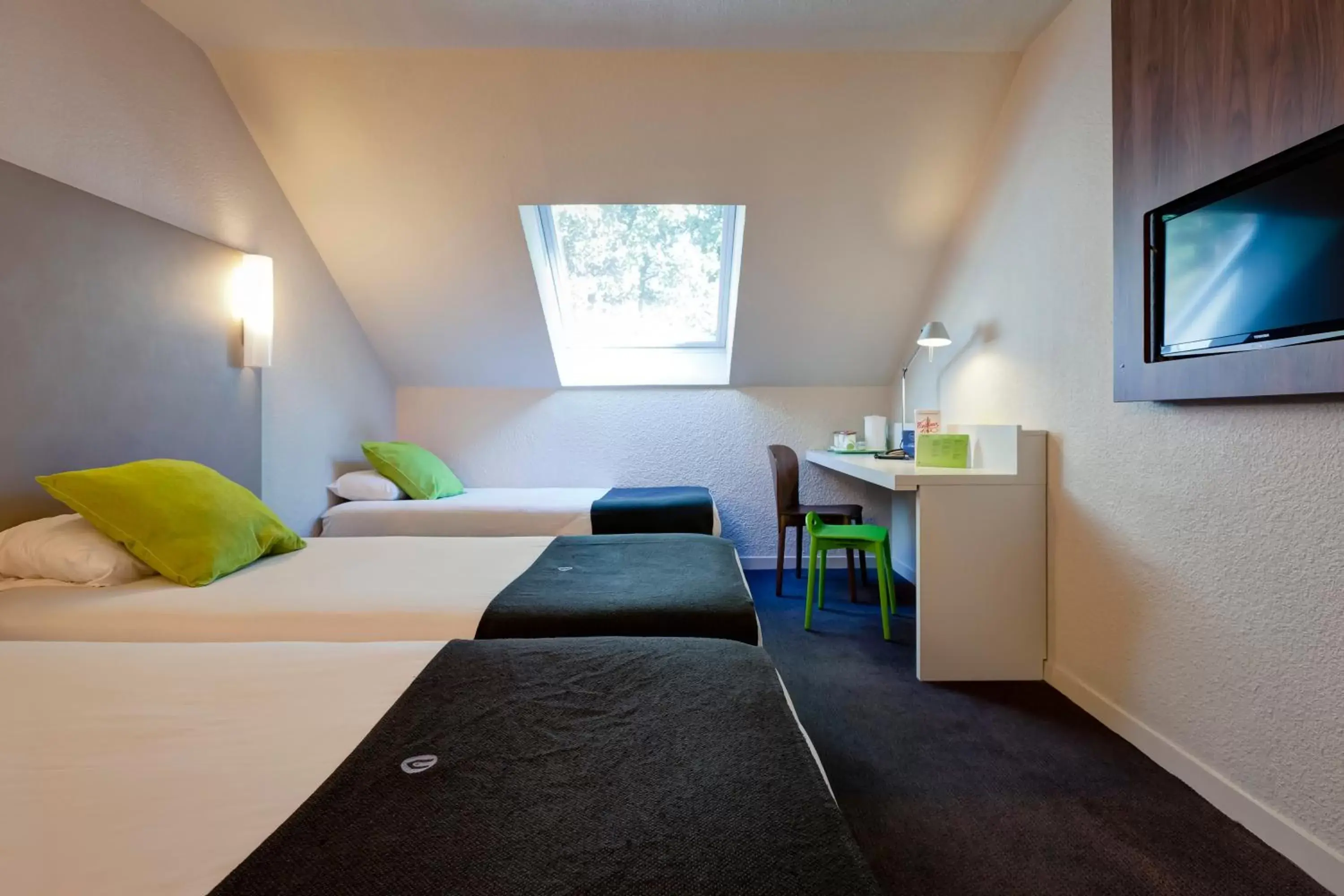 Triple Room in Campanile Genève - Ferney-Voltaire Triple Room in Campanile Genève - Ferney-Voltaire