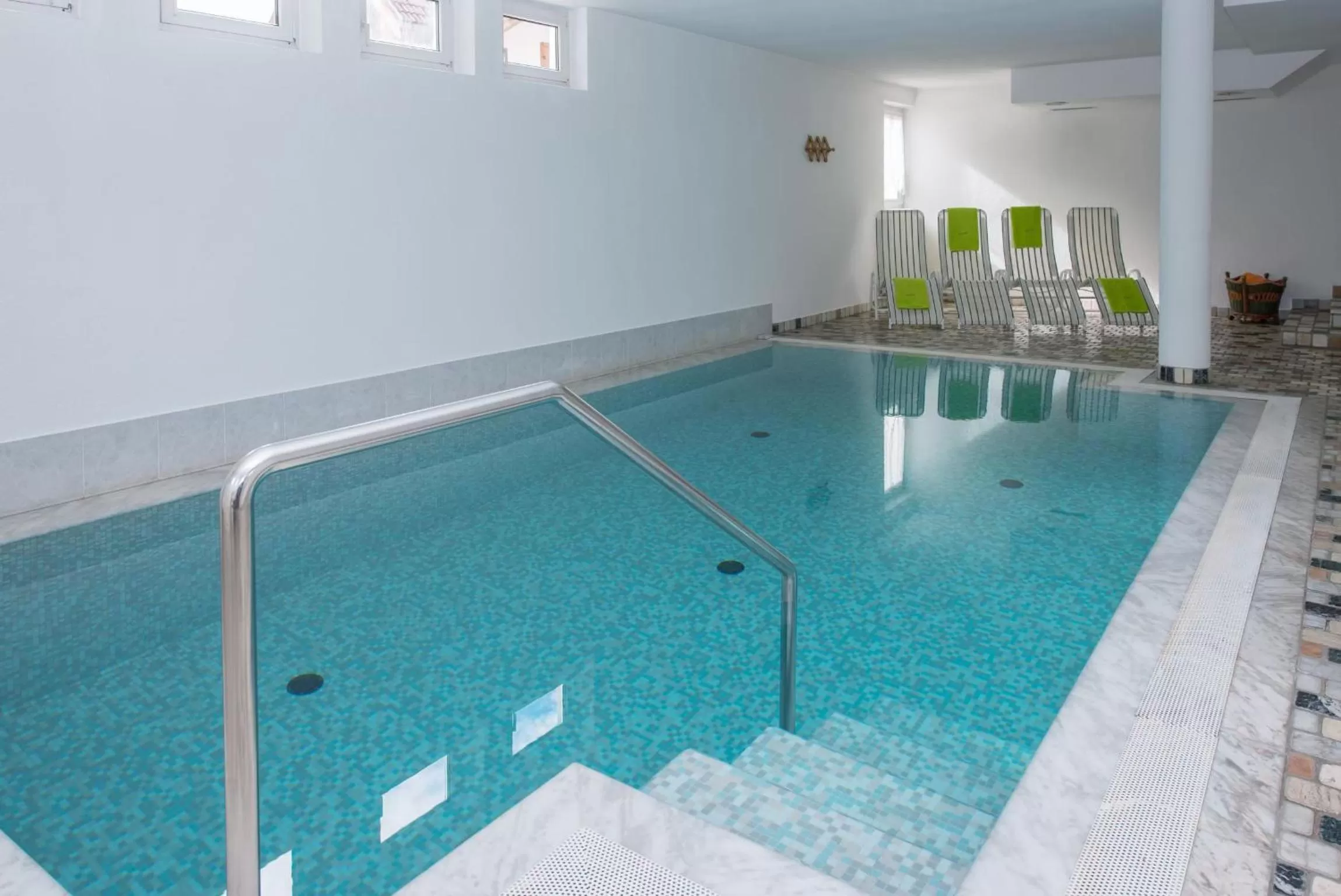 Swimming pool in Santeshotel