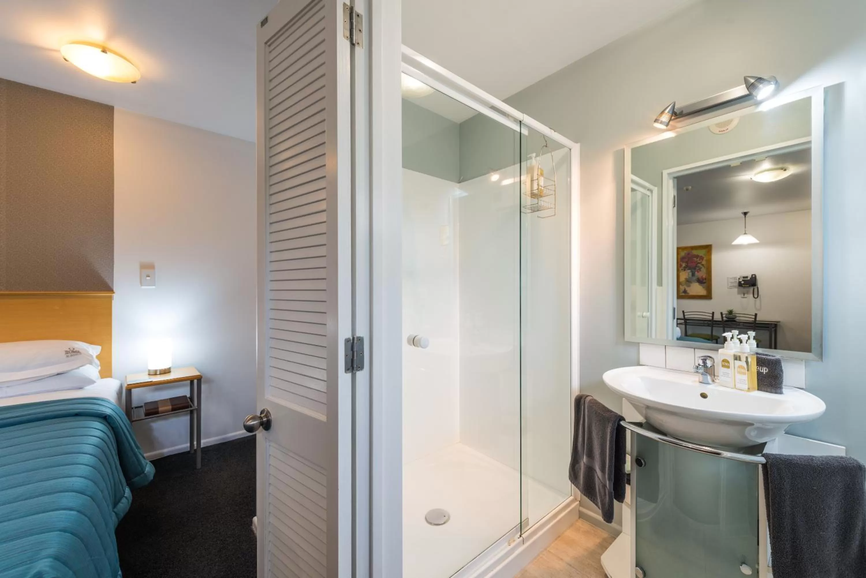 Shower, Bed in Roma On Riccarton Motel