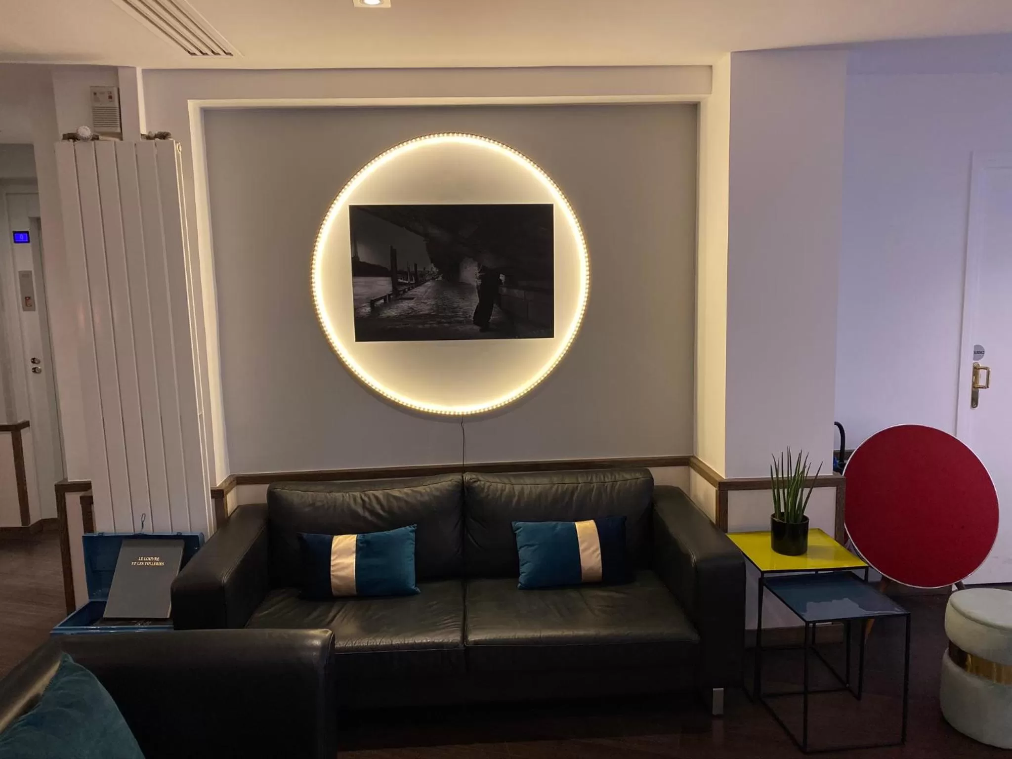 Communal lounge/ TV room in Best Western Empire Elysees