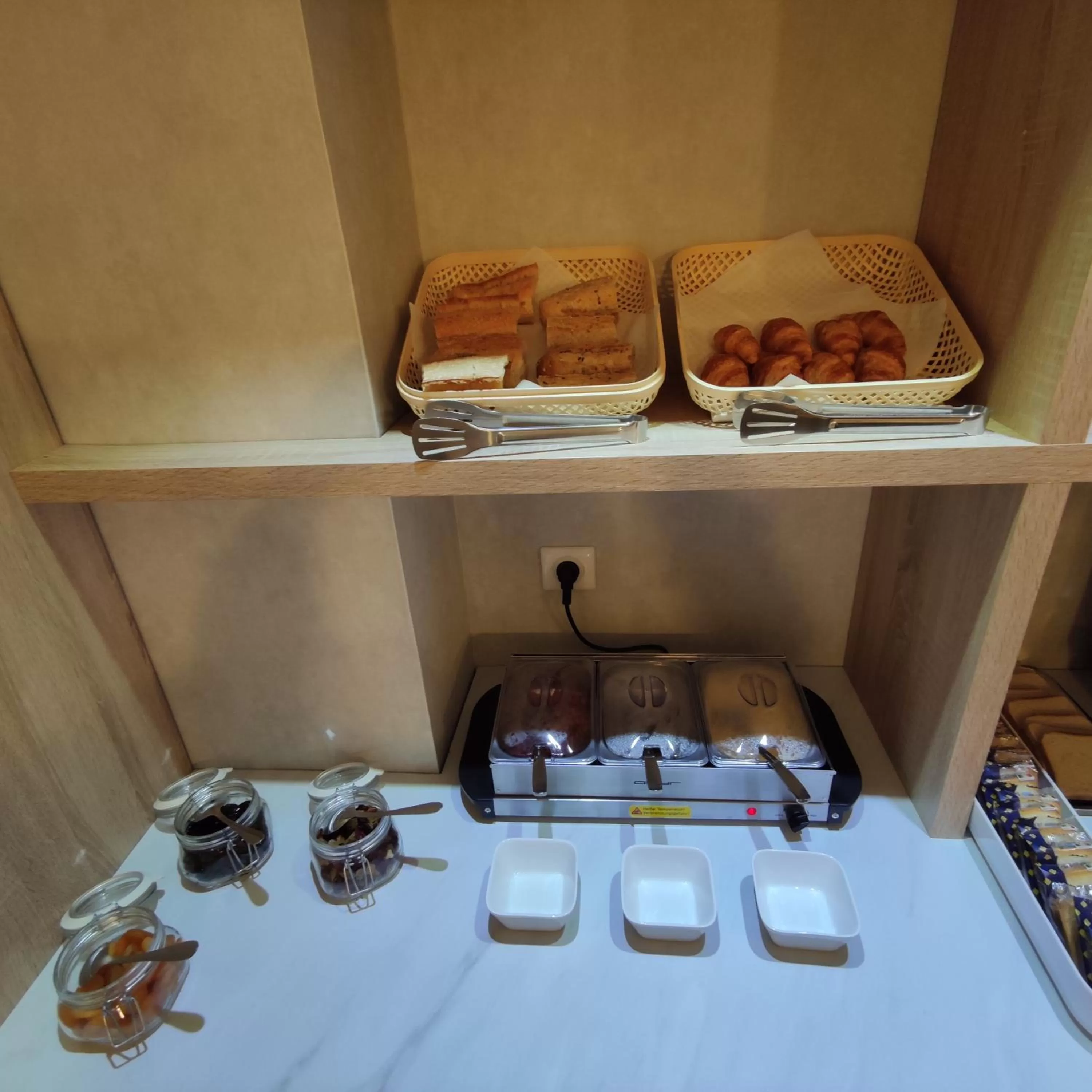 Food in Avia Hôtel Saphir Montparnasse