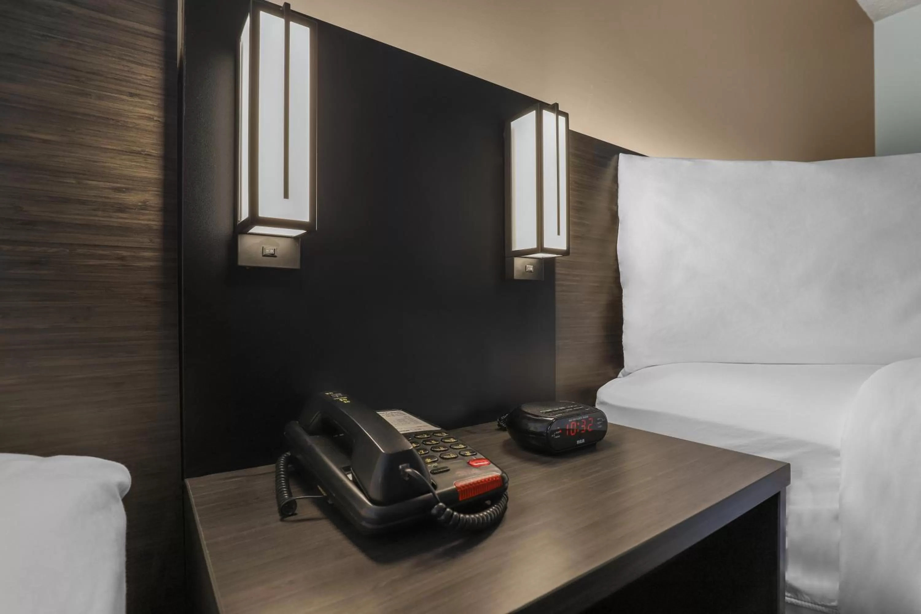 Photo of the whole room, Bed in Motel 6 Brooks AB