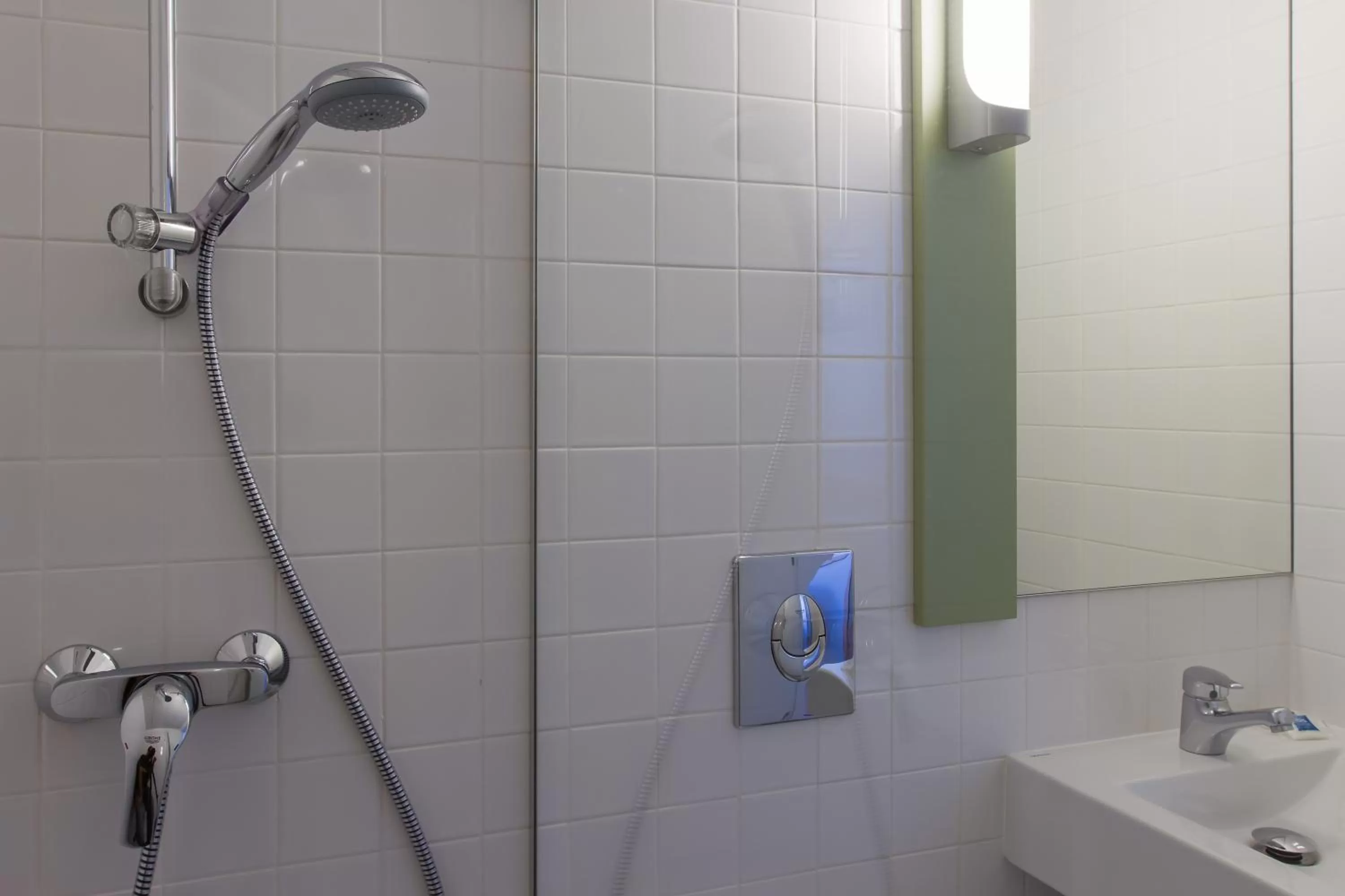 Shower in Ibis Budget Braga Centro