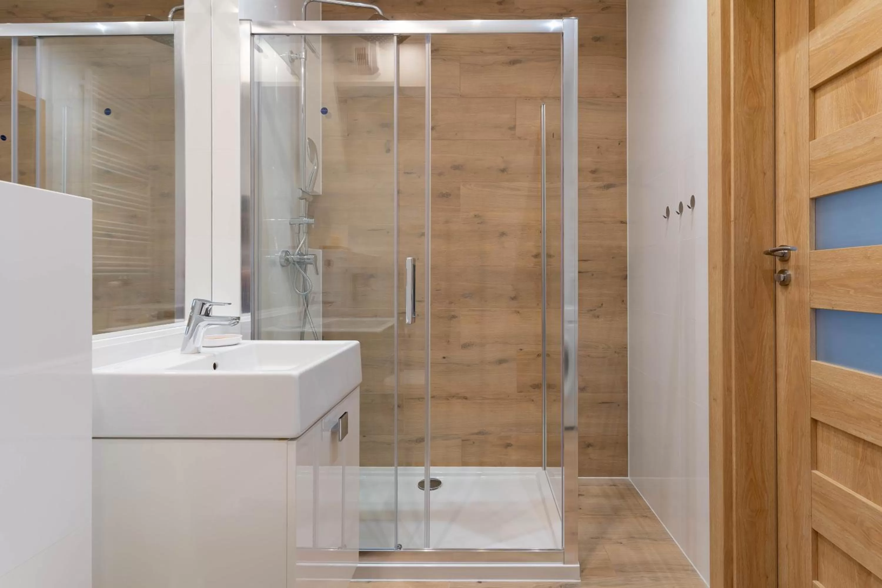 Shower in Symphony Modern Tower Apartamenty