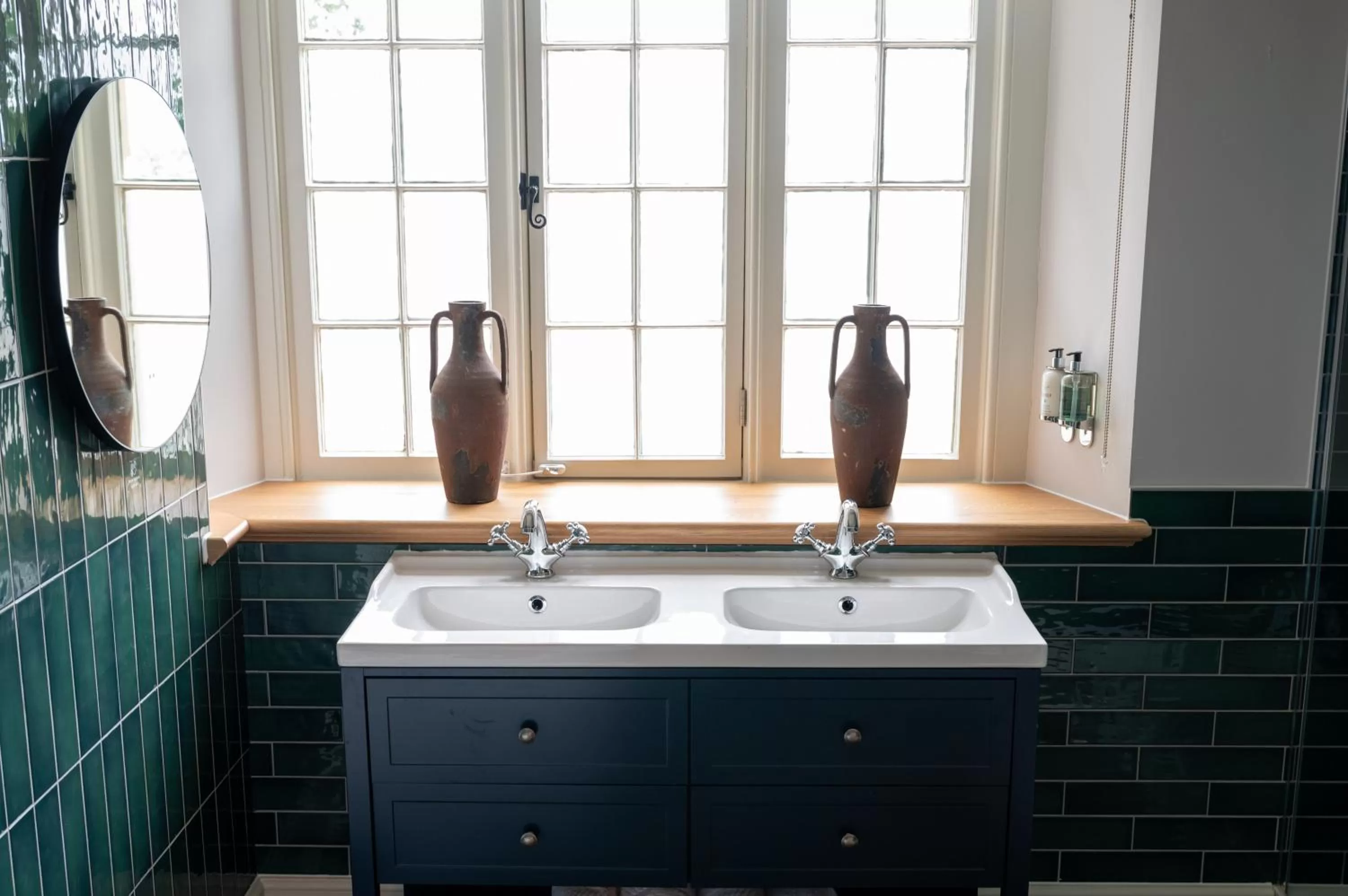 Bathroom in The Royal Inn by Chef & Brewer Collection