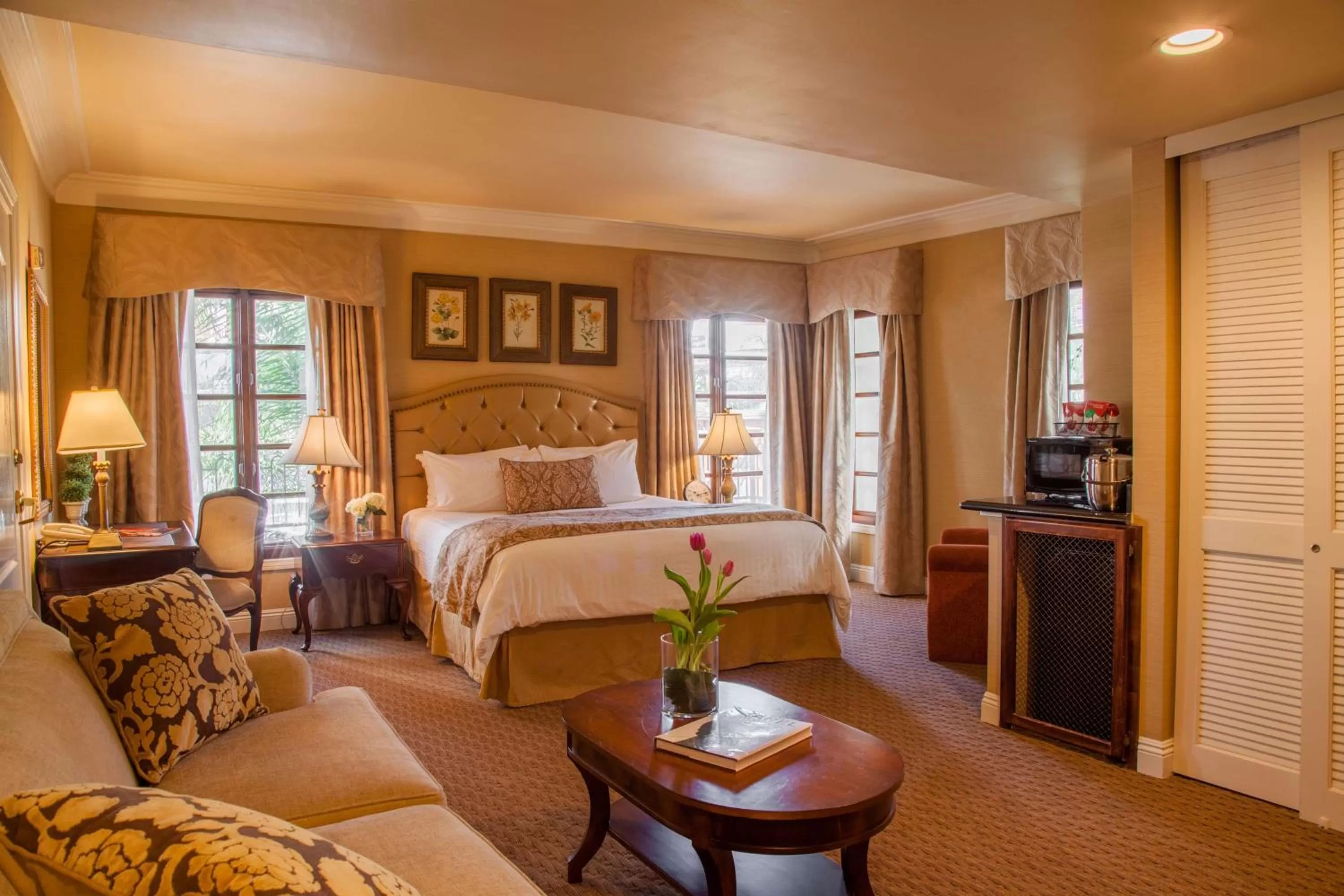 Photo of the whole room, Bed in Best Western Plus Sunset Plaza Hotel