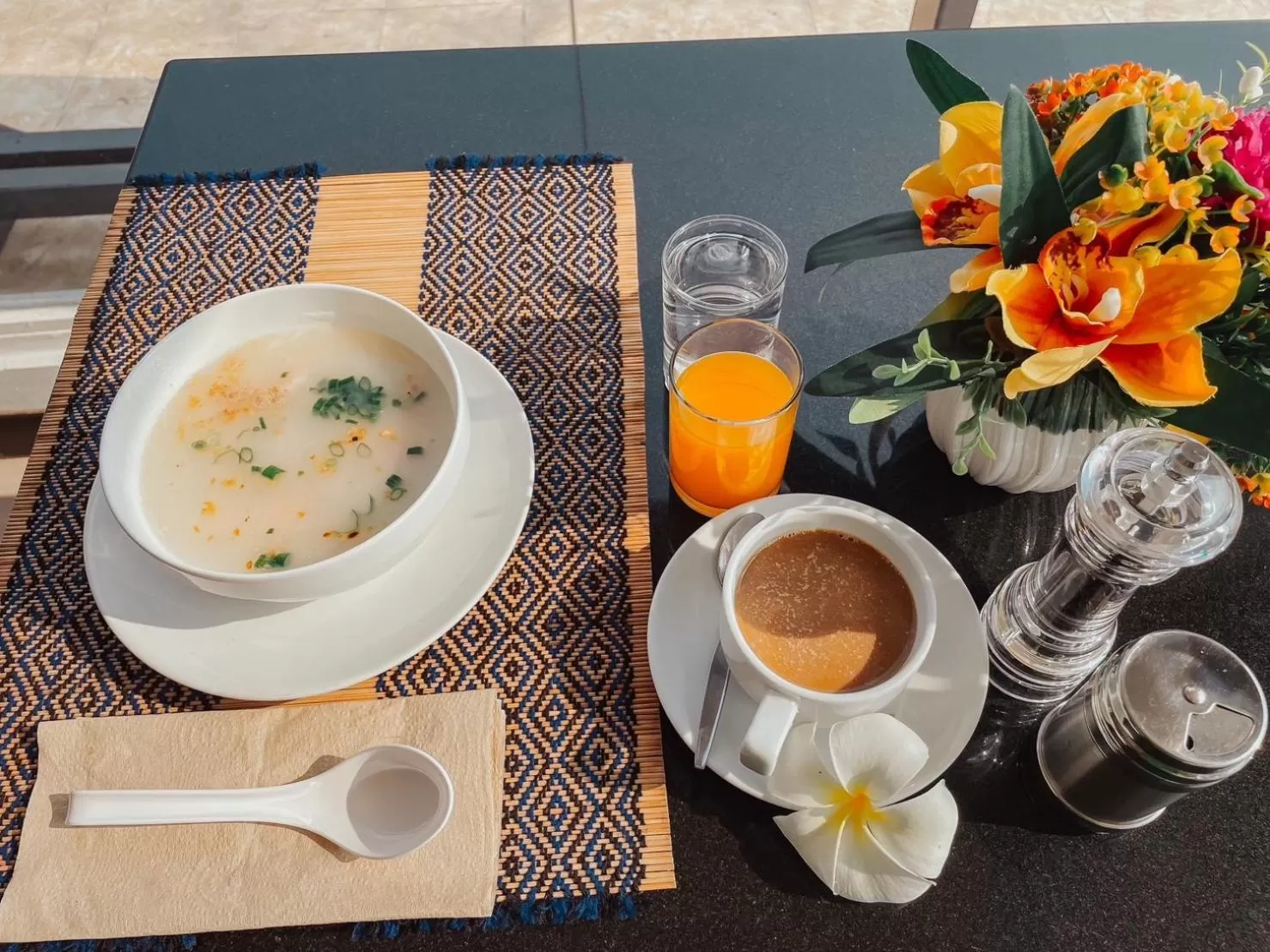 Food and drinks in Hotel De Khuvieng