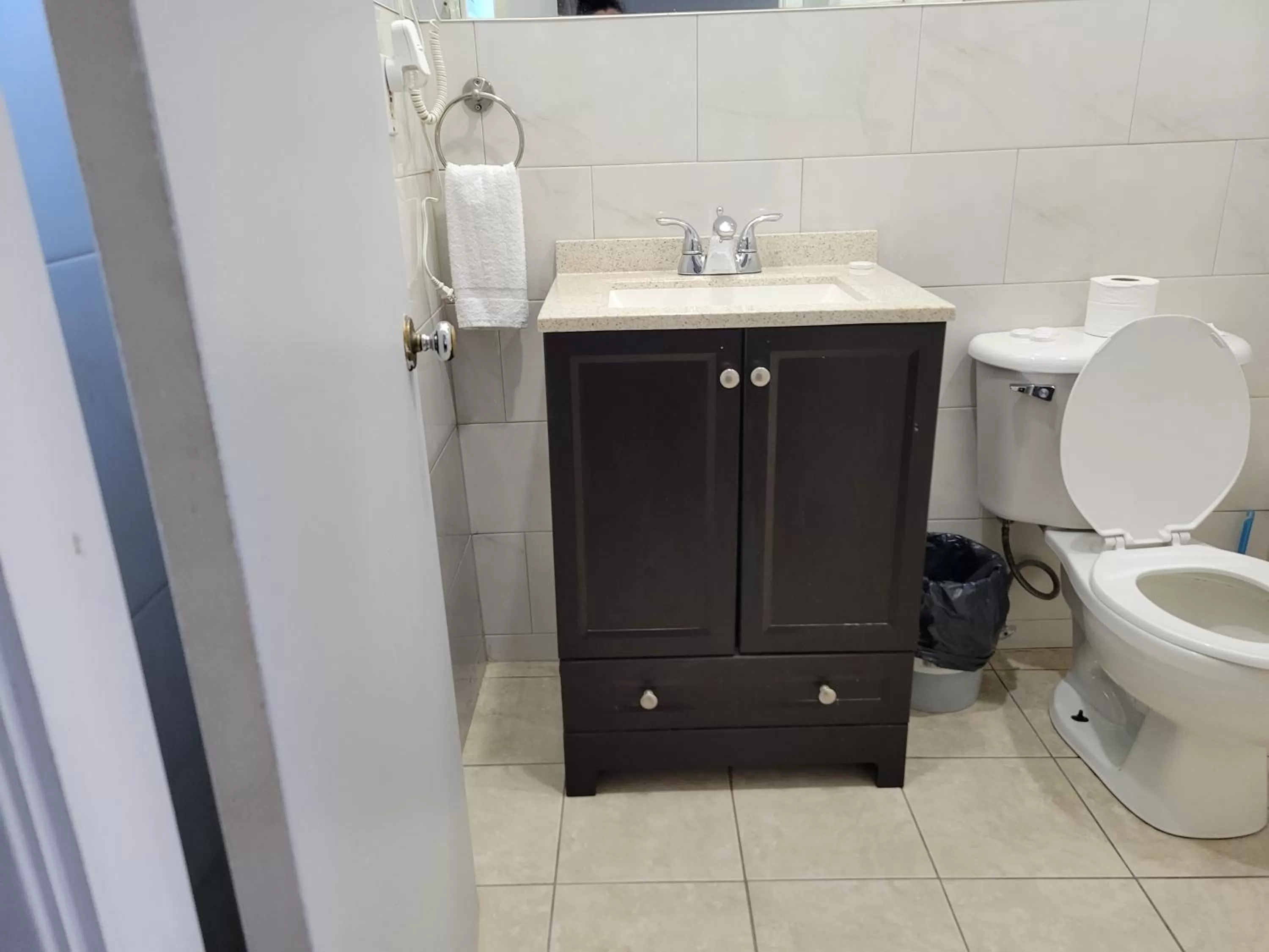 Bathroom in Knights Inn Cobourg