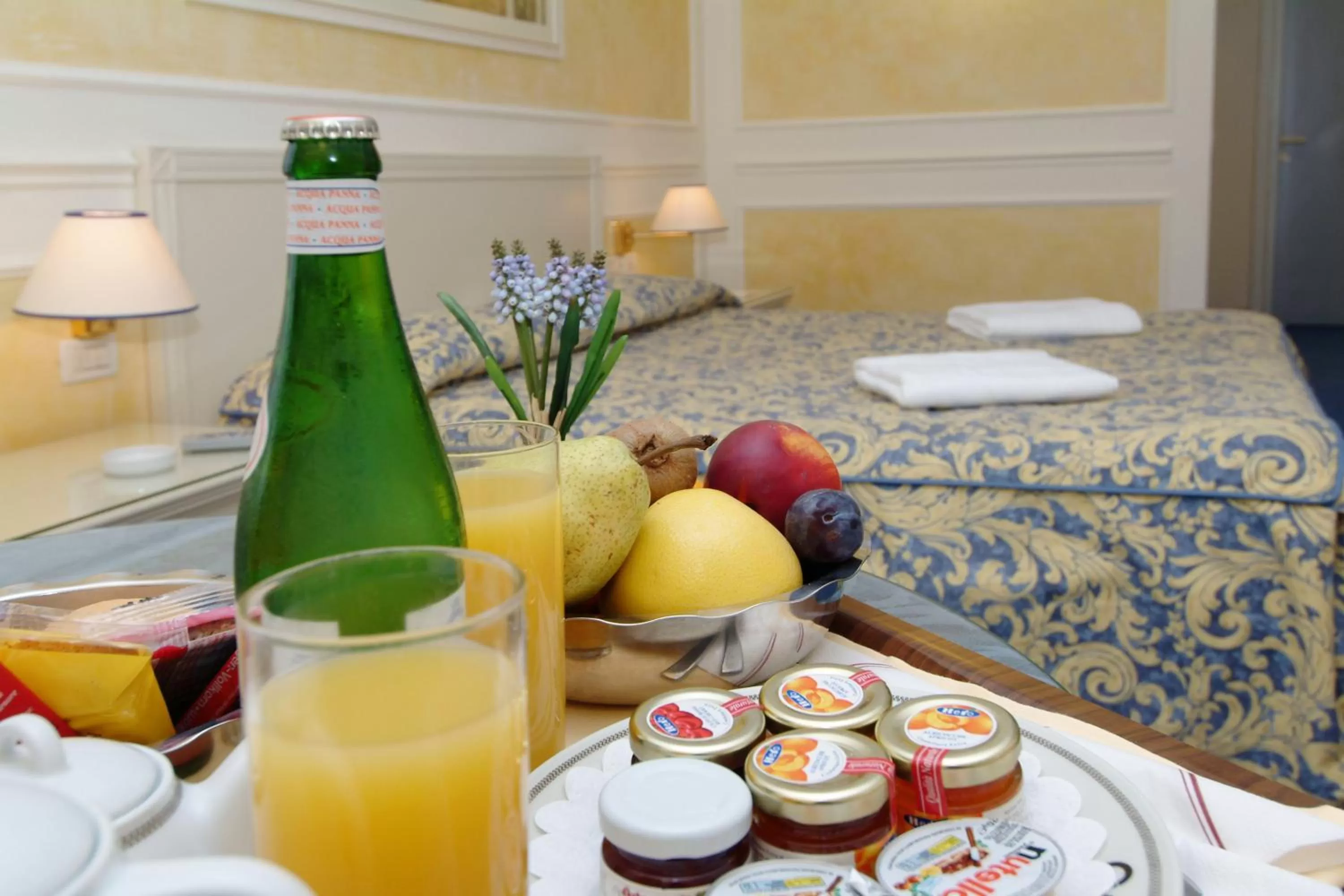 Breakfast, Bed in Hotel Continental Brescia