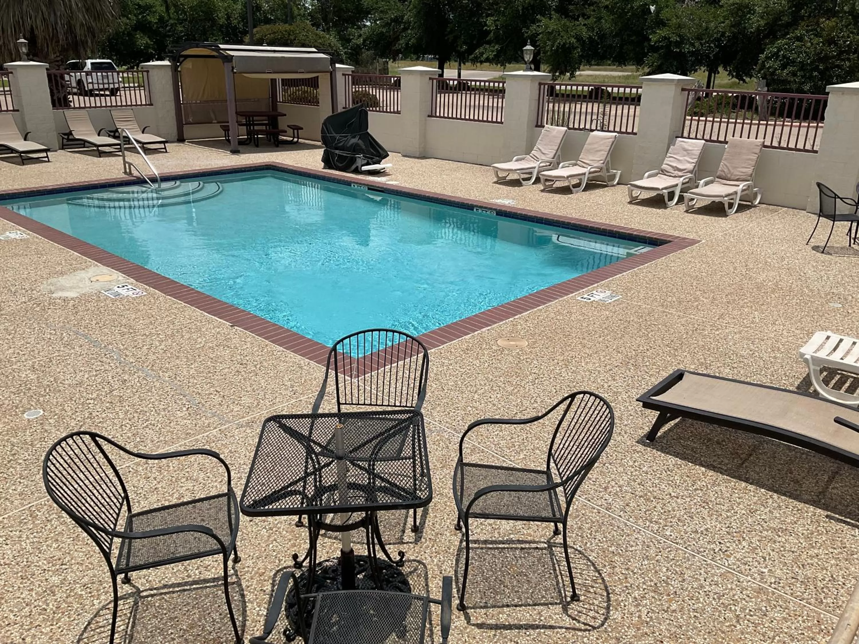 Swimming pool in Budget Host Inn and Suites Cameron