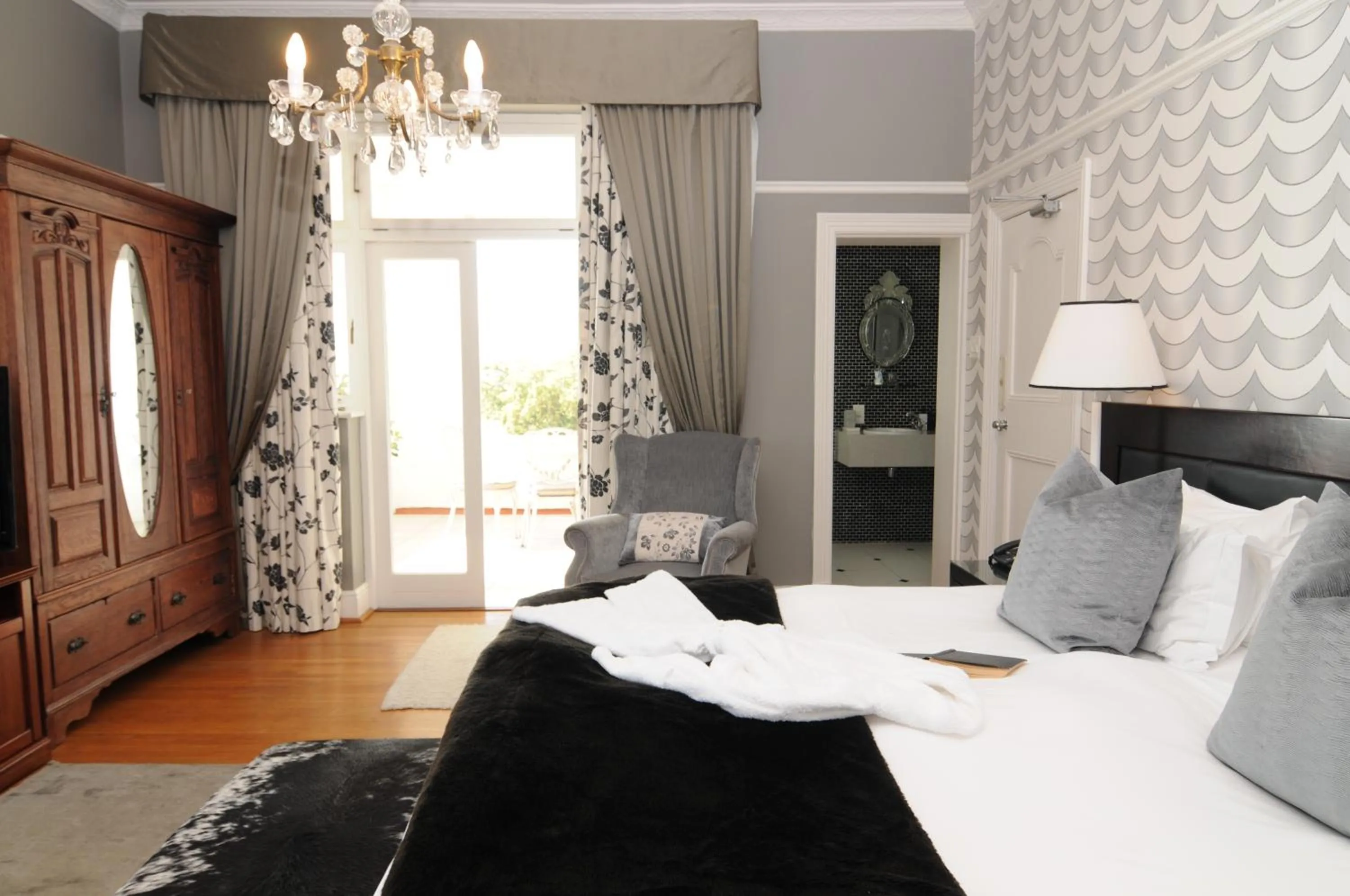 Bed in Abbey Manor Luxury Guesthouse